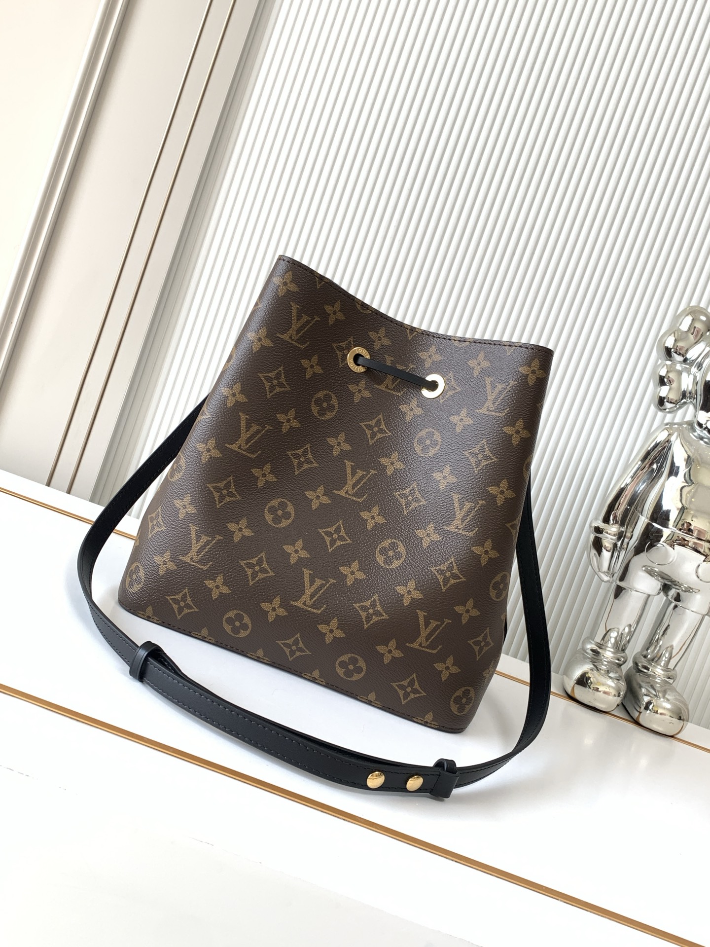 Louis Vuitton NeoNoe Monogram Shoulder Bag - Image 3