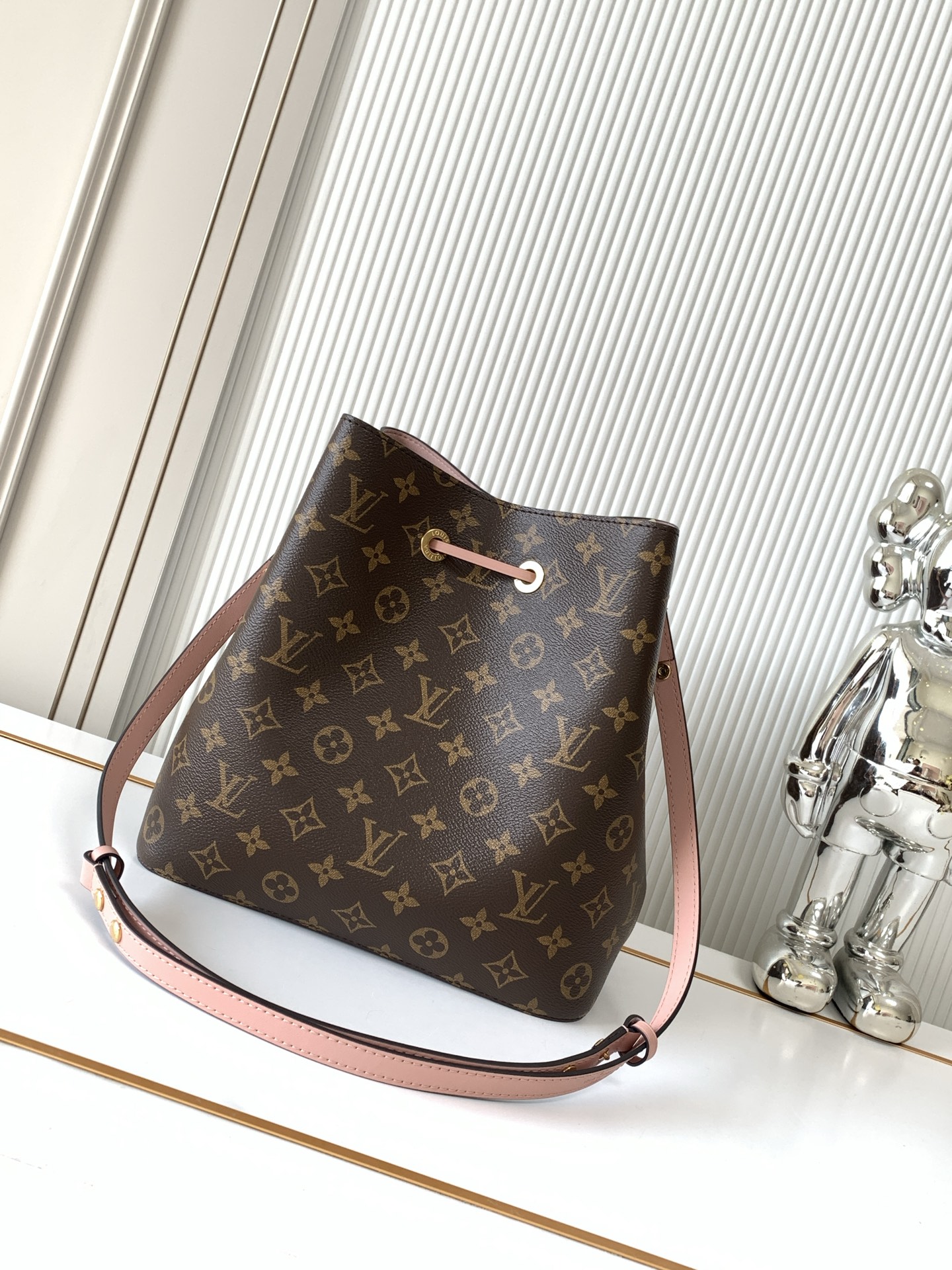 Louis Vuitton NéoNoé Monogram Bucket Bag - Image 3