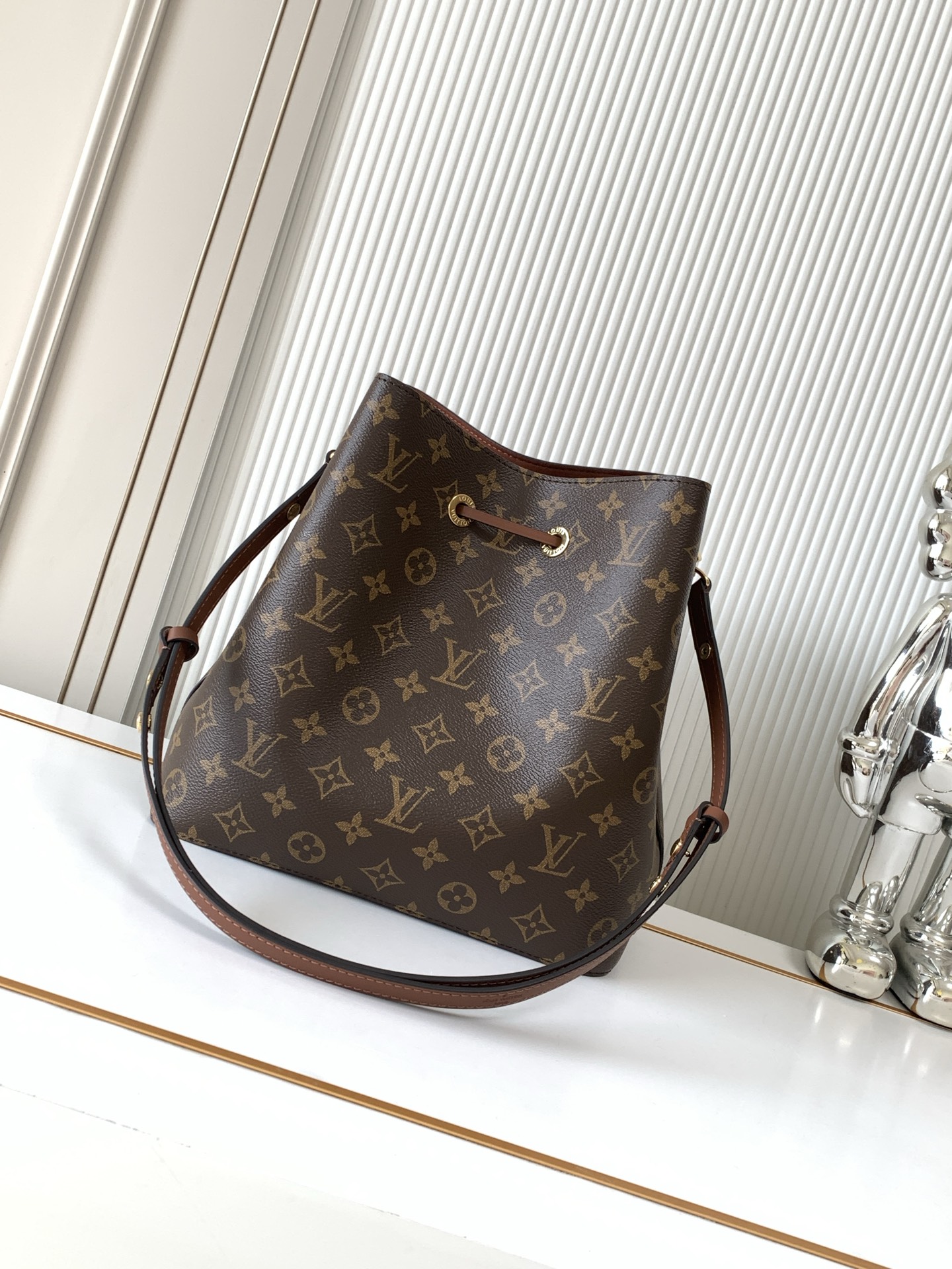 Louis Vuitton NéoNoé Bucket Bag in Monogram Canvas - Image 3