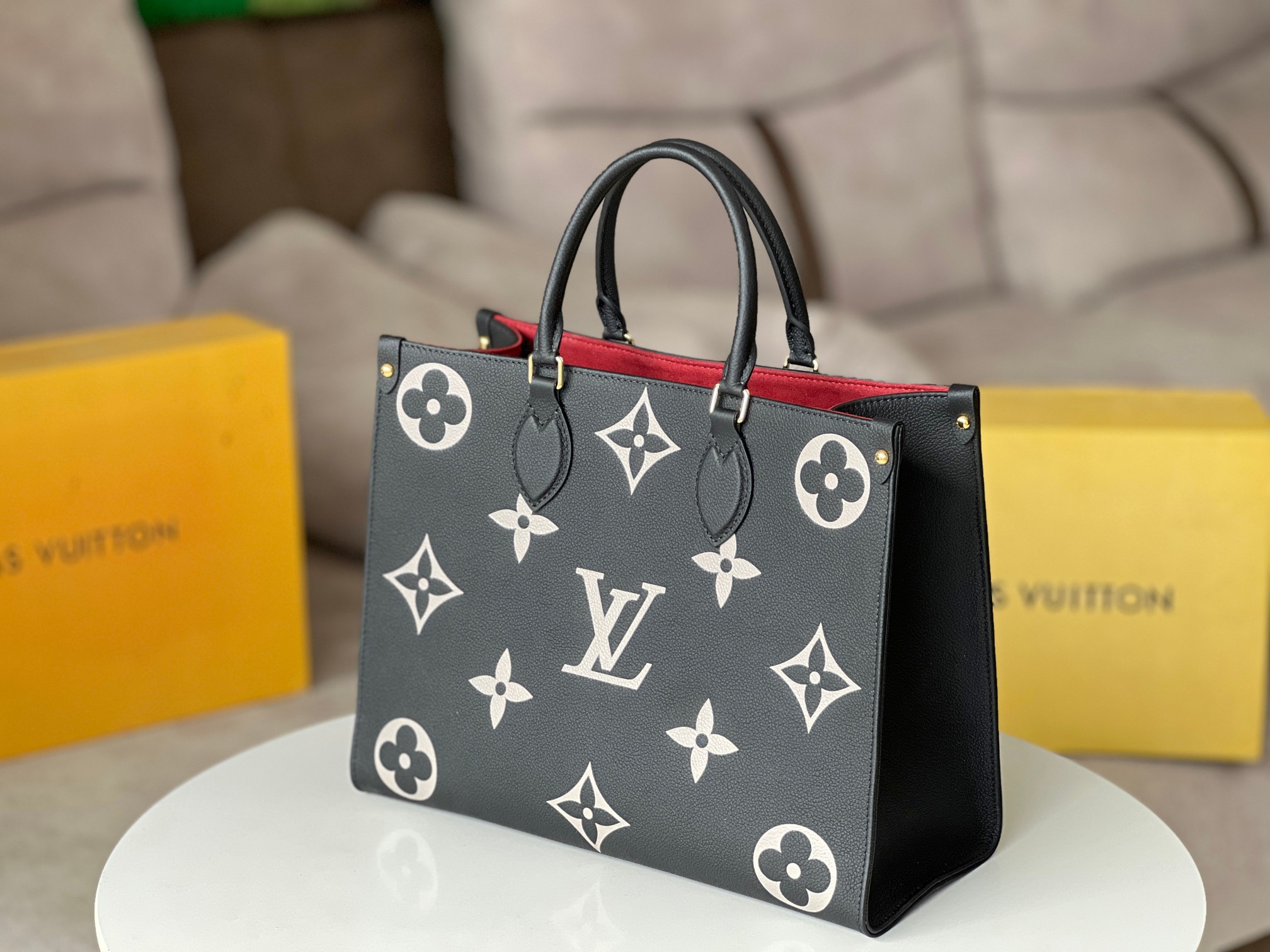 Louis Vuitton OnTheGo MM Tote Bag - Black Grained Calfskin - Image 3