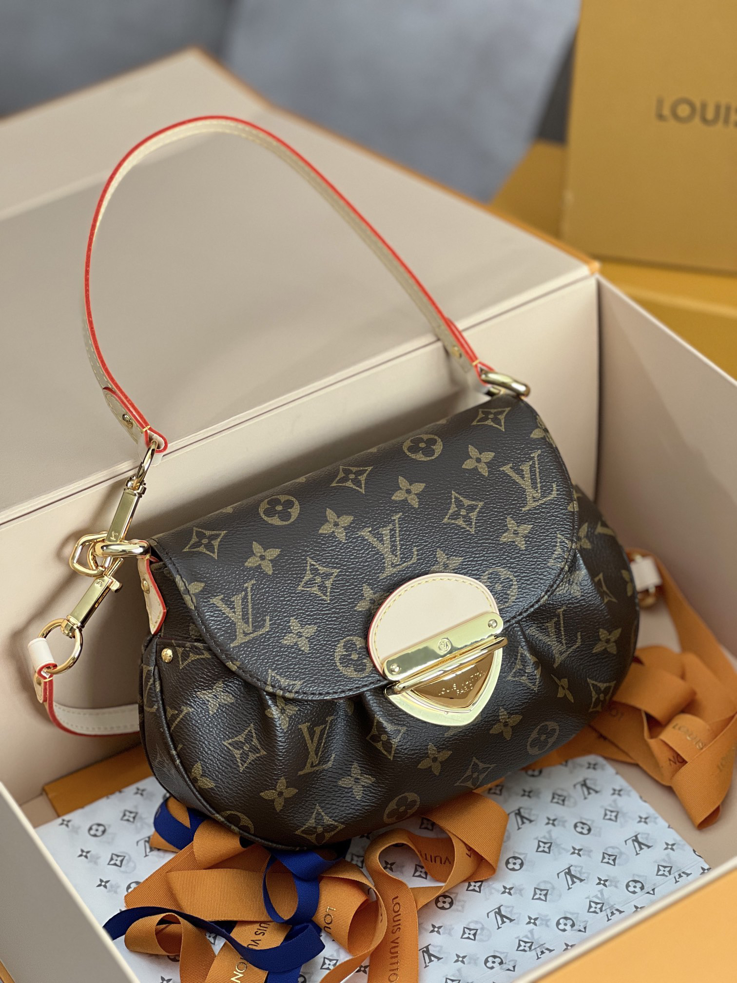 Louis Vuitton Sunset M13617 Shoulder Bag in Monogram Denim Canvas - Image 3