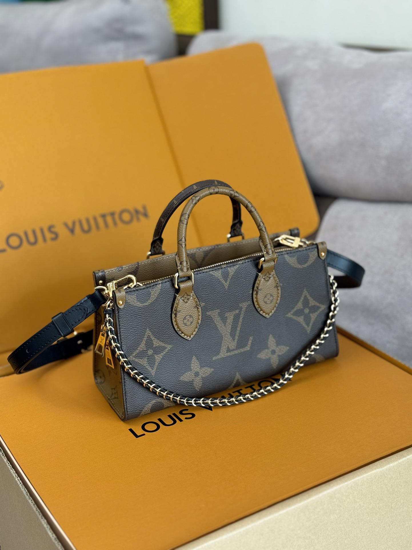 Louis Vuitton OnTheGo East West Handbag in Monogram Giant Canvas - Image 3