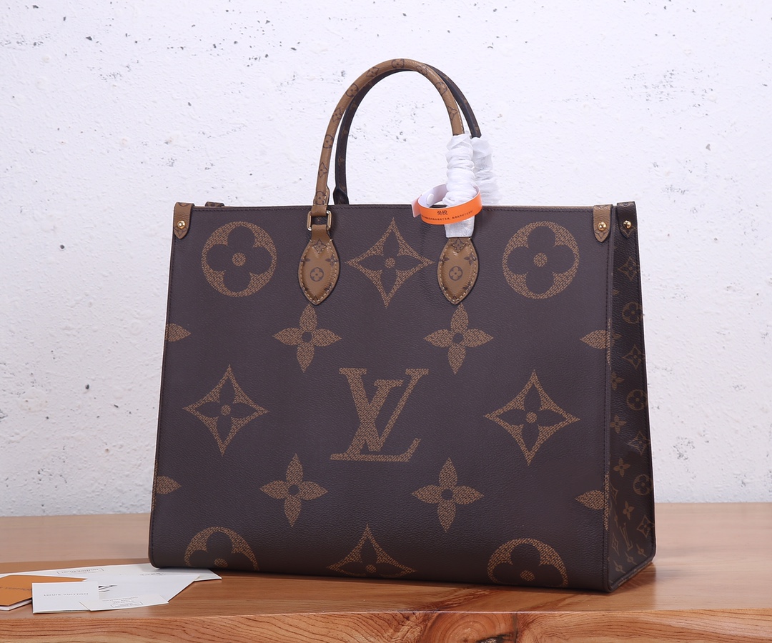 Louis Vuitton Onthego Tote Bag in Monogram Giant Canvas - Image 3