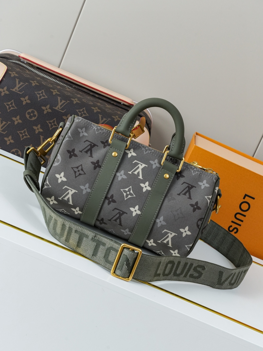 Louis Vuitton Keepall Bandoulière 25 Travel Bag in Monogram Surplus - Image 3