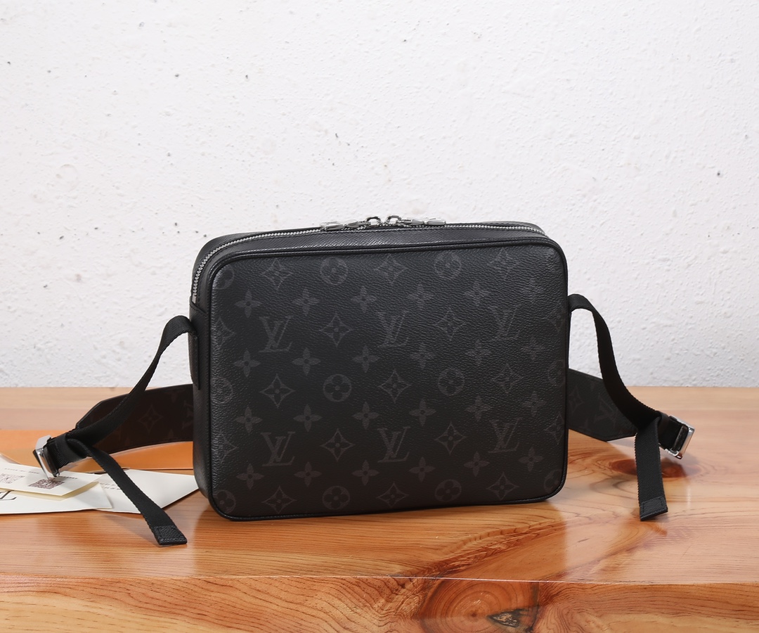 Louis Vuitton Taiga Outdoor Messenger Bag M30233 - Image 3