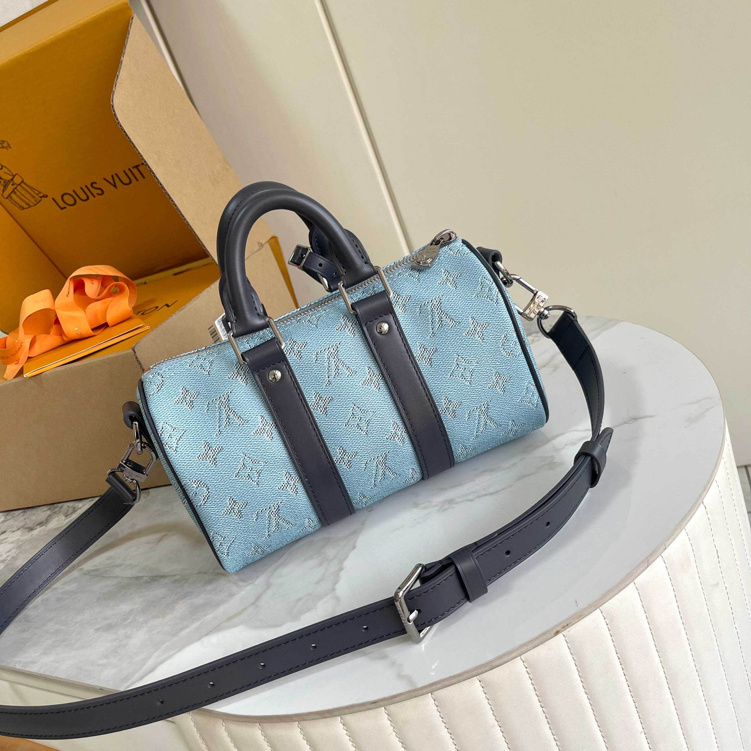Louis Vuitton Keepall Bandoulière 25 Travel Bag in Monogram Surfin Canvas - Image 3