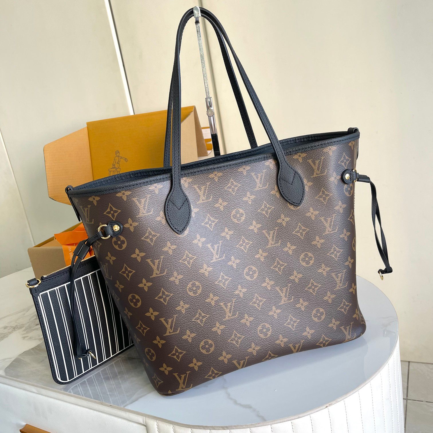 Louis Vuitton Neverfull Medium Tote Bag M11946, Black - Image 3