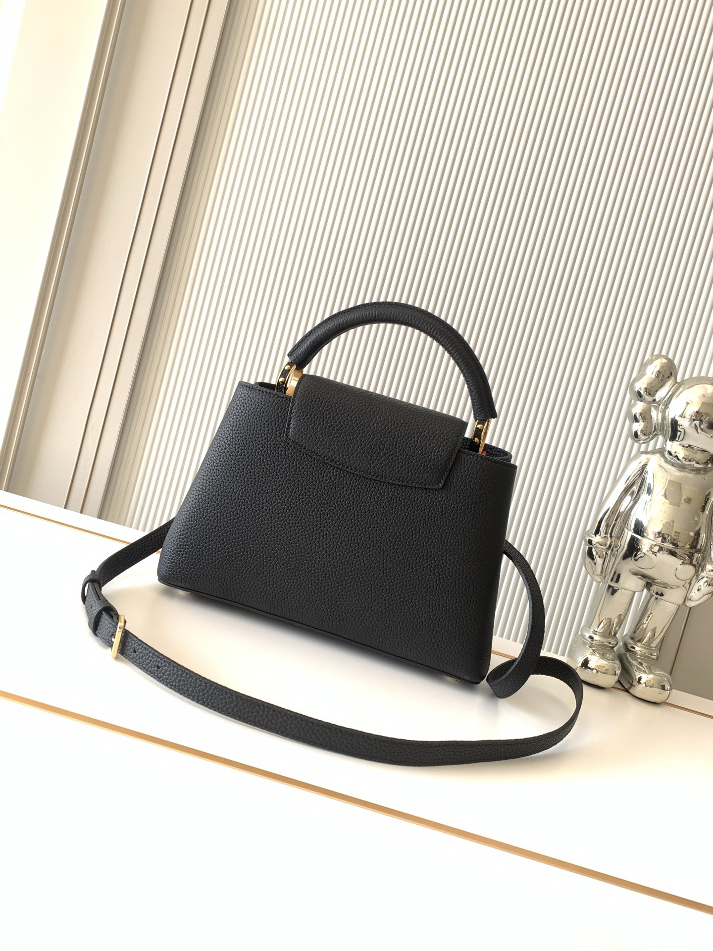 Louis Vuitton Capucines Medium Handbag - Image 3