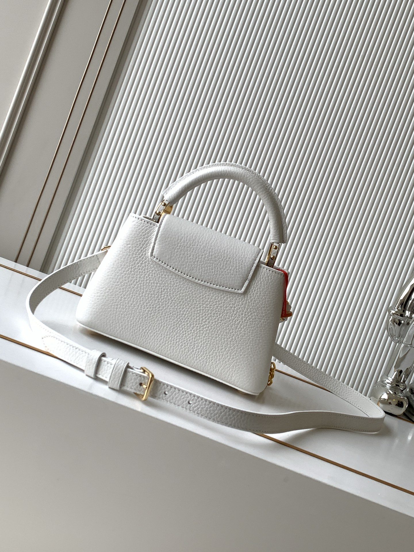 Louis Vuitton Capucines Handbag M00014 - Image 3