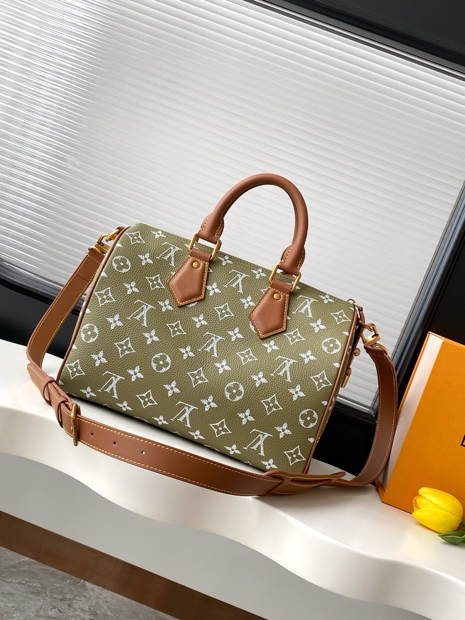 Speedy P9 Bandoulière 30 Handbag in Green Monogram Leather - Image 3