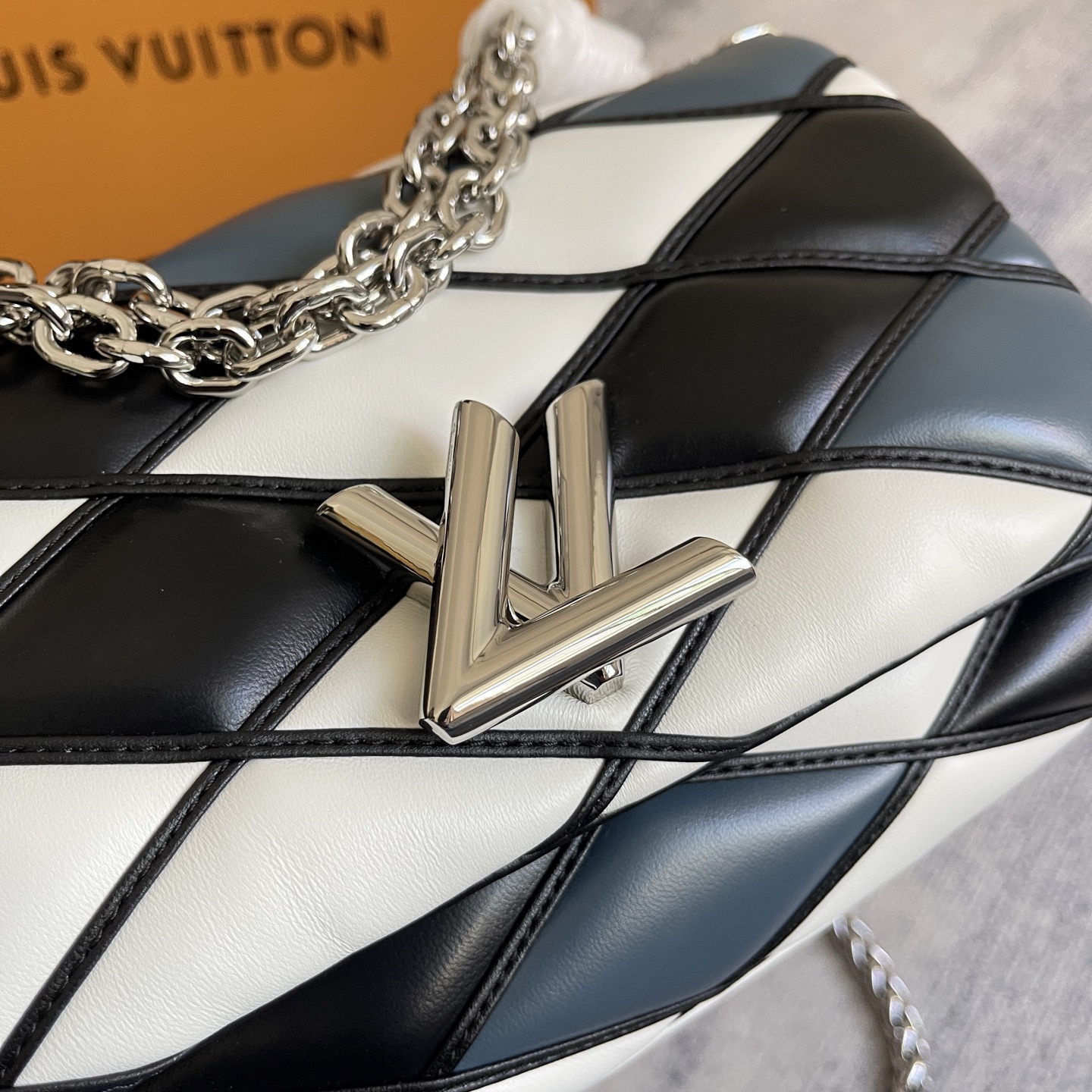 GO-14 Medium Handbag - Image 3