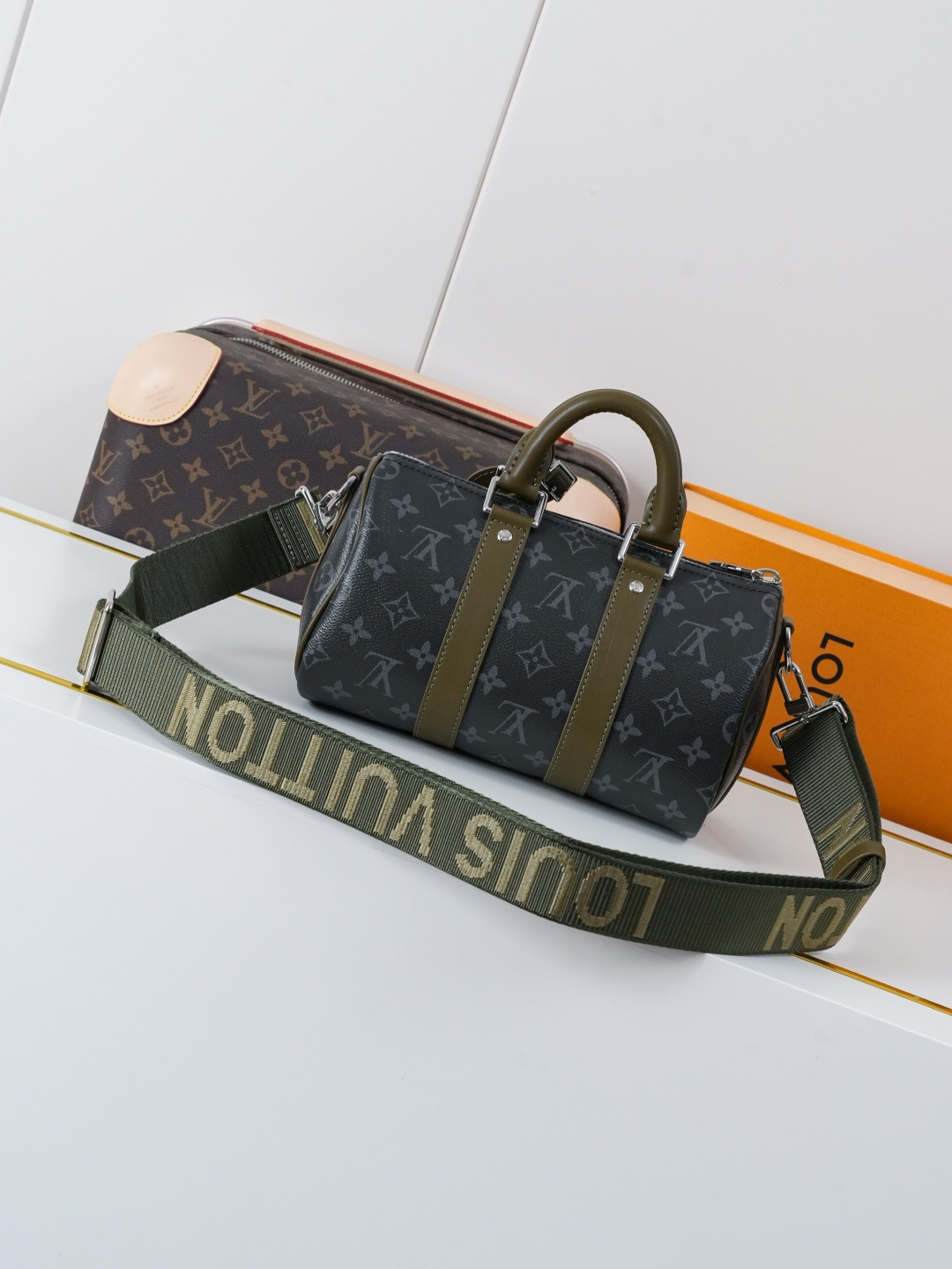 Louis Vuitton Keepall Bandoulière 25 Monogram Eclipse Travel Bag - Image 3