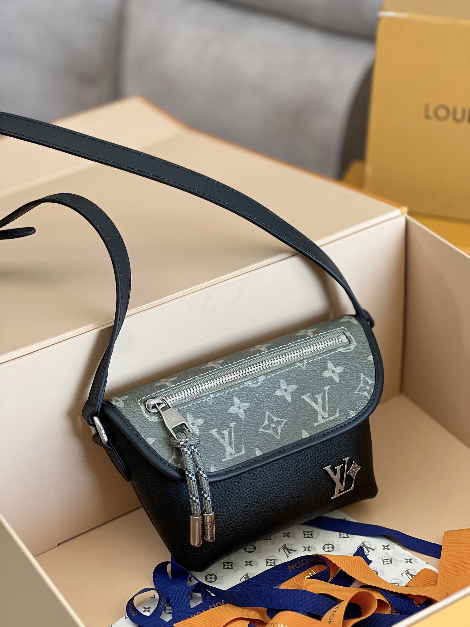 Louis Vuitton M12618 Pulse Mini Handbag - Image 3