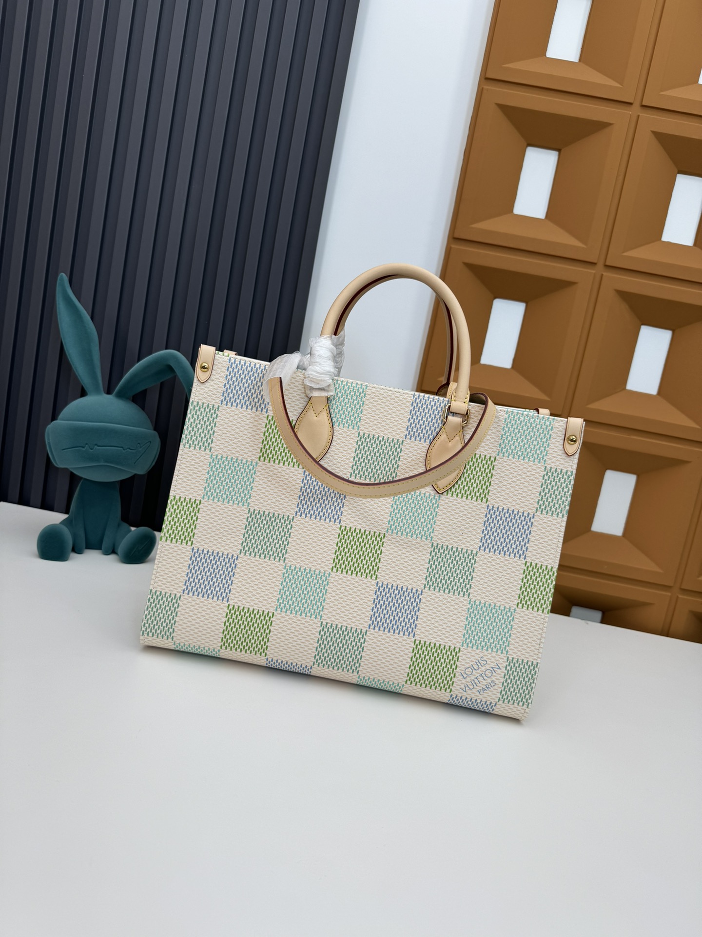 Louis Vuitton OnTheGo Medium Handbag - Image 3