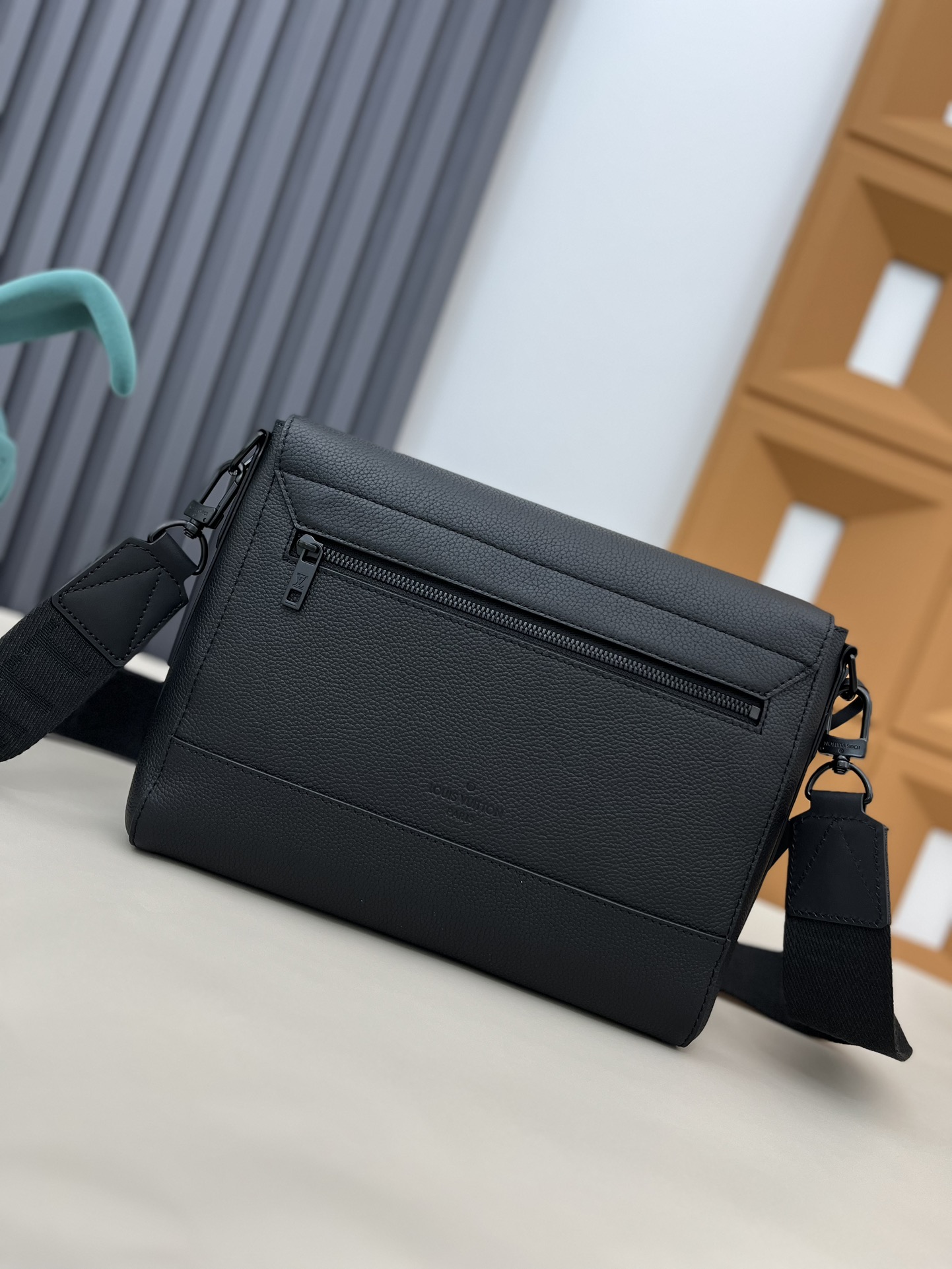 Louis Vuitton Aerogram Messenger Bag M21363 / M57080 - Image 3