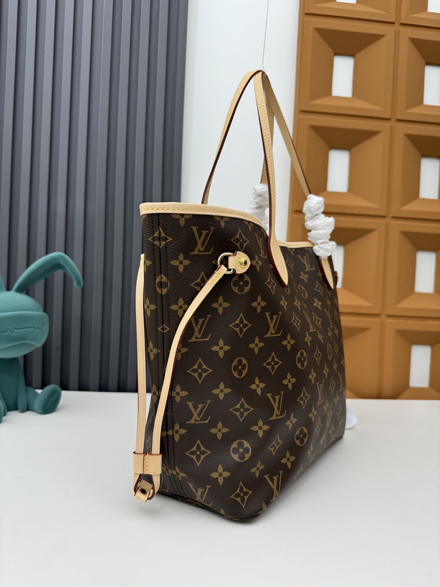 Louis Vuitton Neverfull Medium Shopping Tote with Detachable Zipper Pouch - Image 3