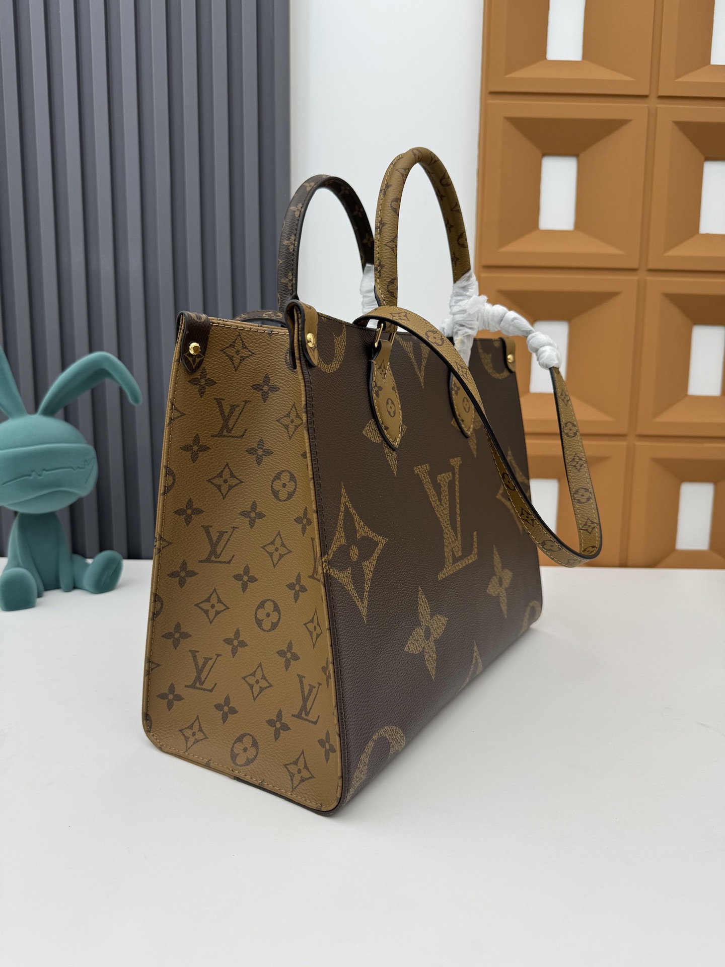 Louis Vuitton Onthego MM Tote Bag M45039 - Image 3