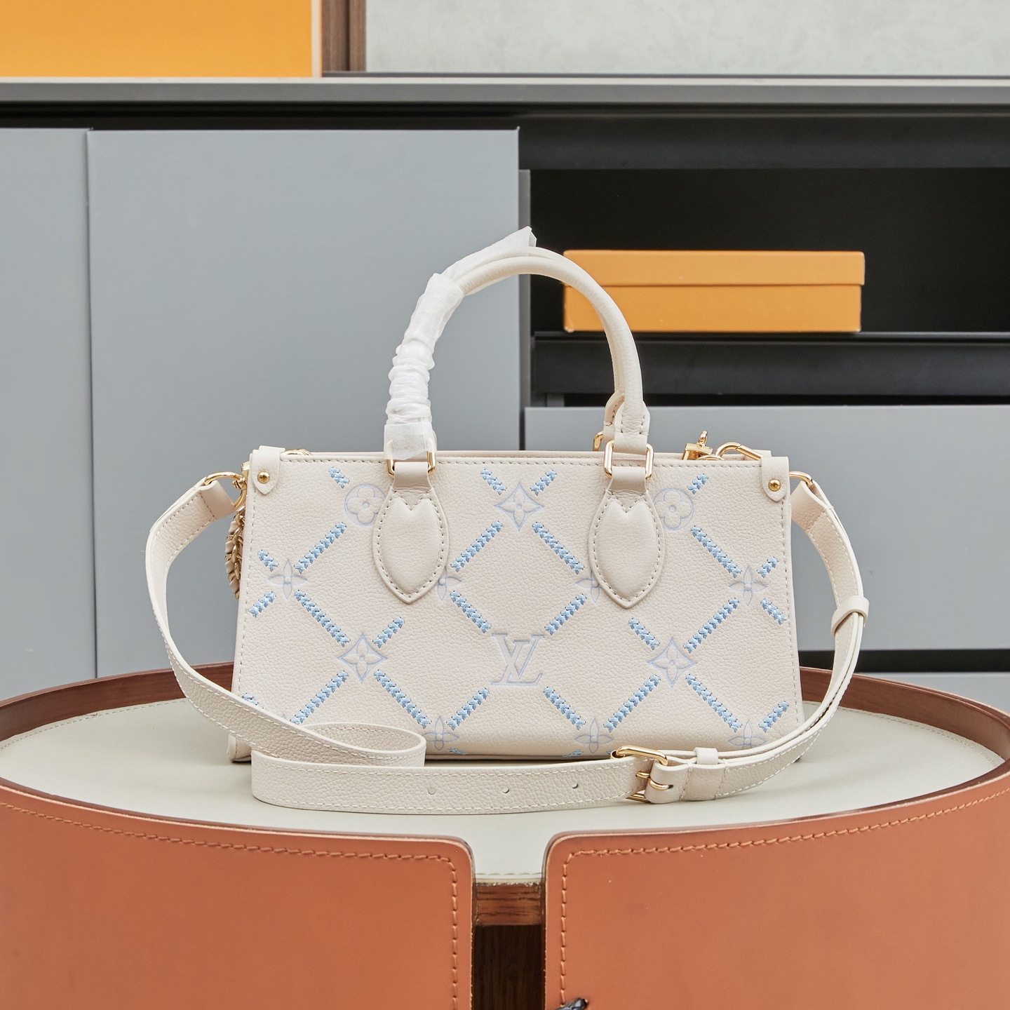 Louis Vuitton OnTheGo East West Handbag in White Embroidered Monogram Empreinte Leather - Image 3