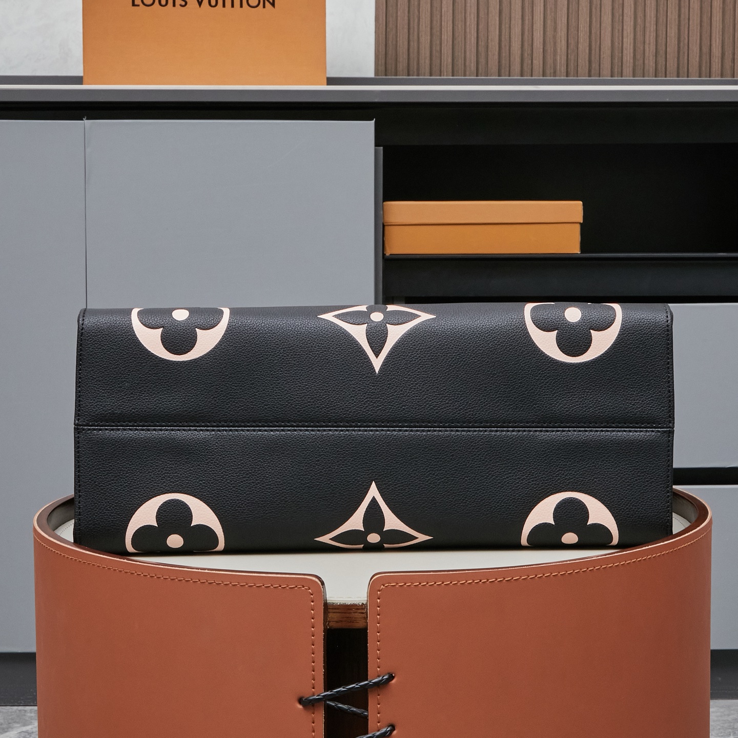 Louis Vuitton Onthego Large Black Silk-Print Tote Bag M45945 - Image 3