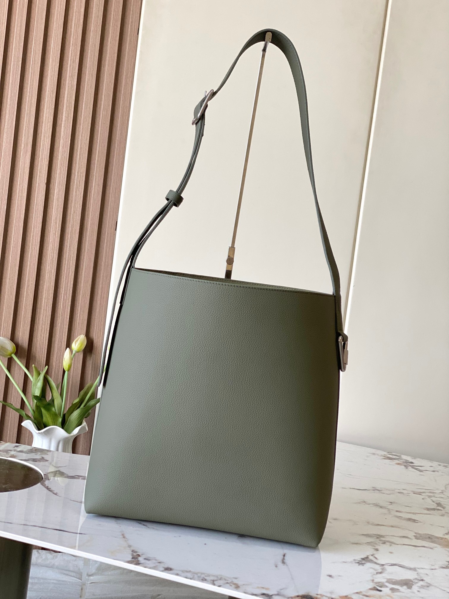 Louis Vuitton Verso Hobo Reversible Leather Handbag - Image 3