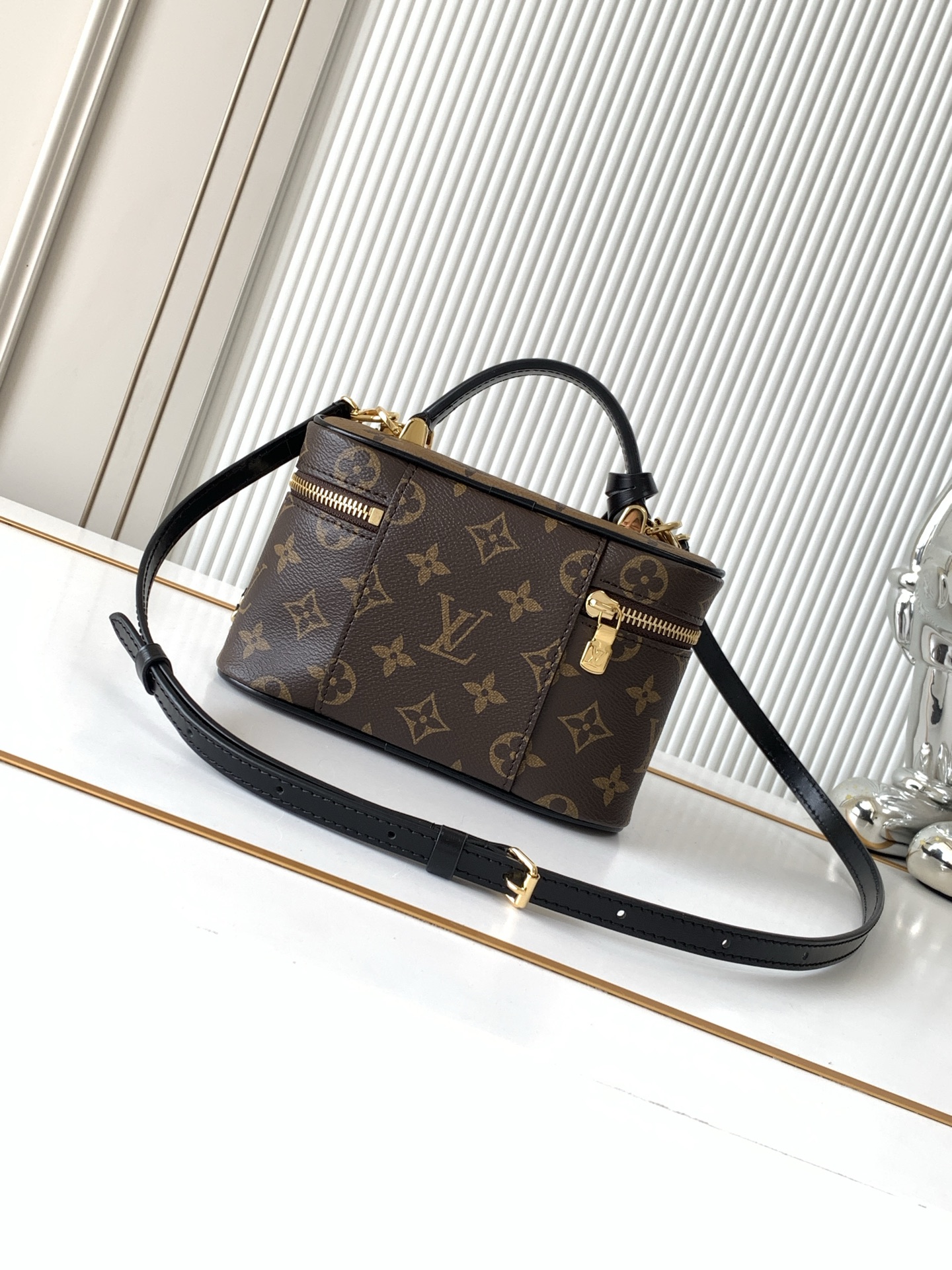 Louis Vuitton M47125 Monogram Vanity Chain Pouch - Image 3