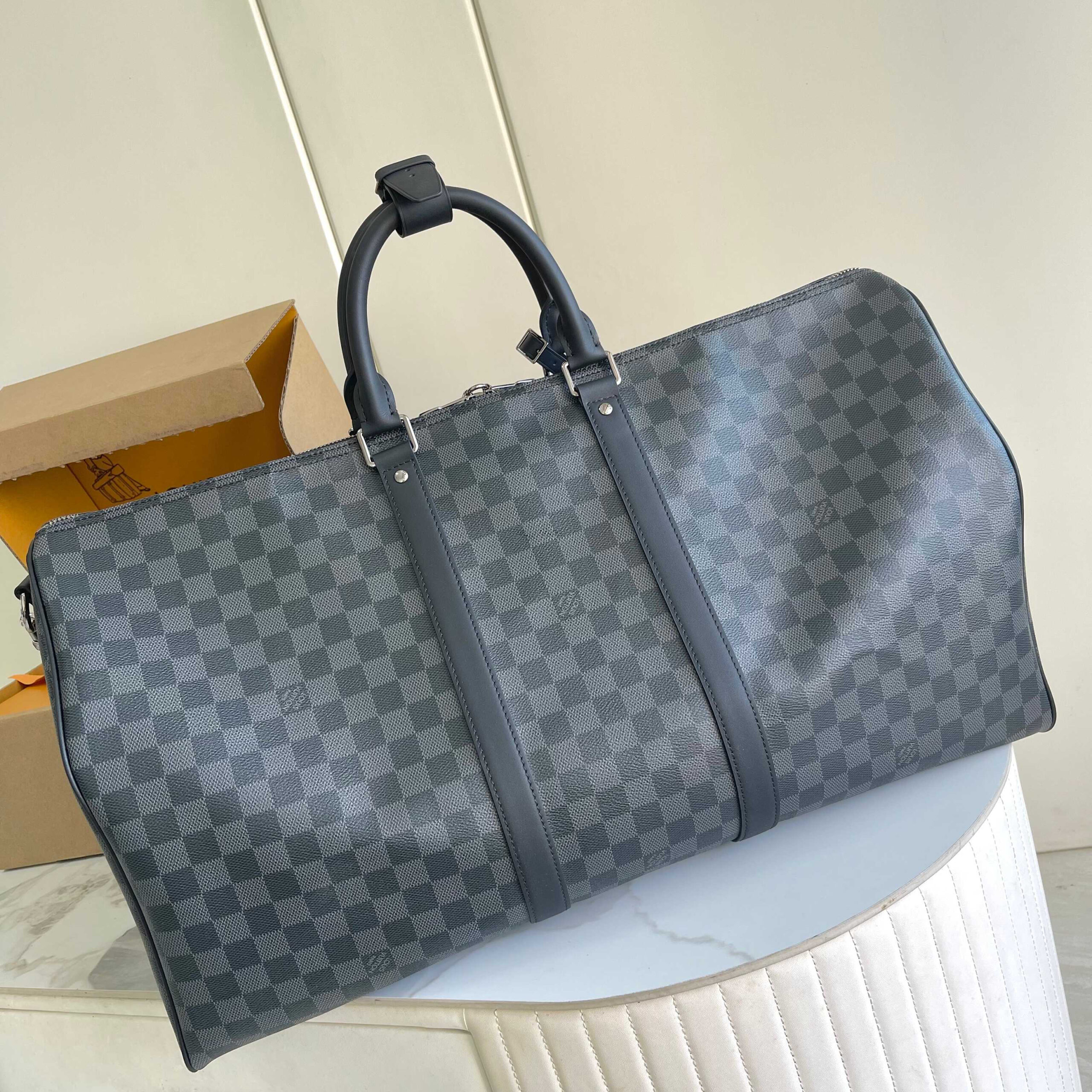 Louis Vuitton Keepall Bandoulière 55 Travel Bag in Monogram Eclipse Canvas - Image 3