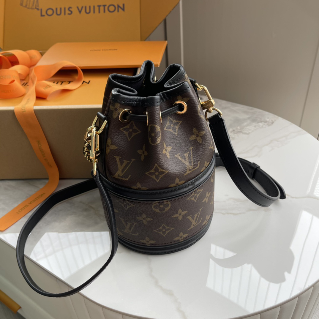 Louis Vuitton Canoé Monogram Leather Crossbody Bag - Image 3