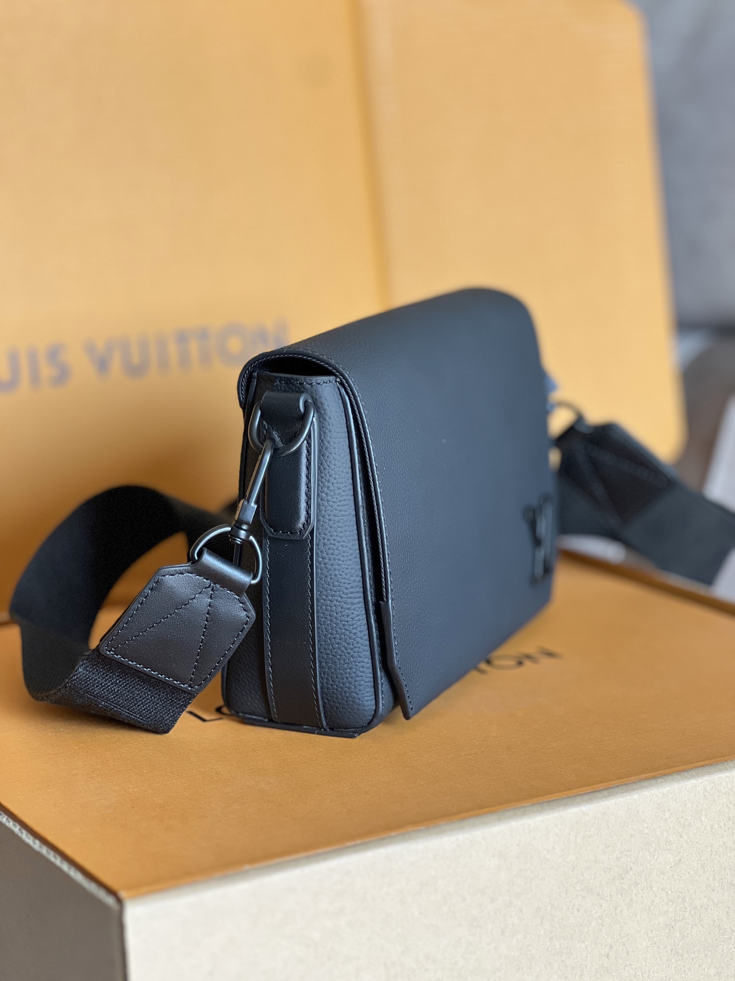 Louis Vuitton Takeoff Small Messenger Bag M24769 Black - Image 3