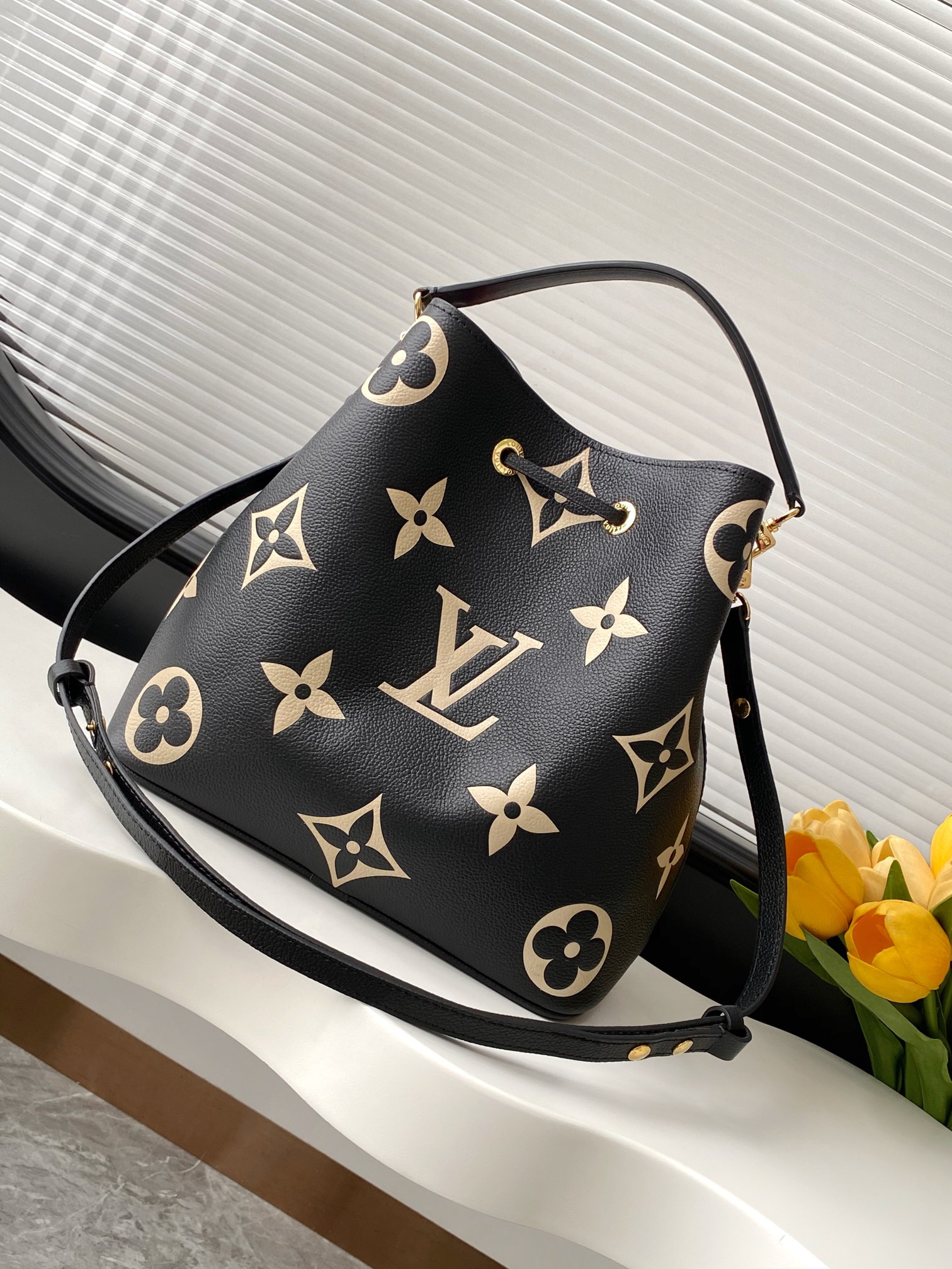 Louis Vuitton NeoNoe Medium Bucket Bag - Image 3
