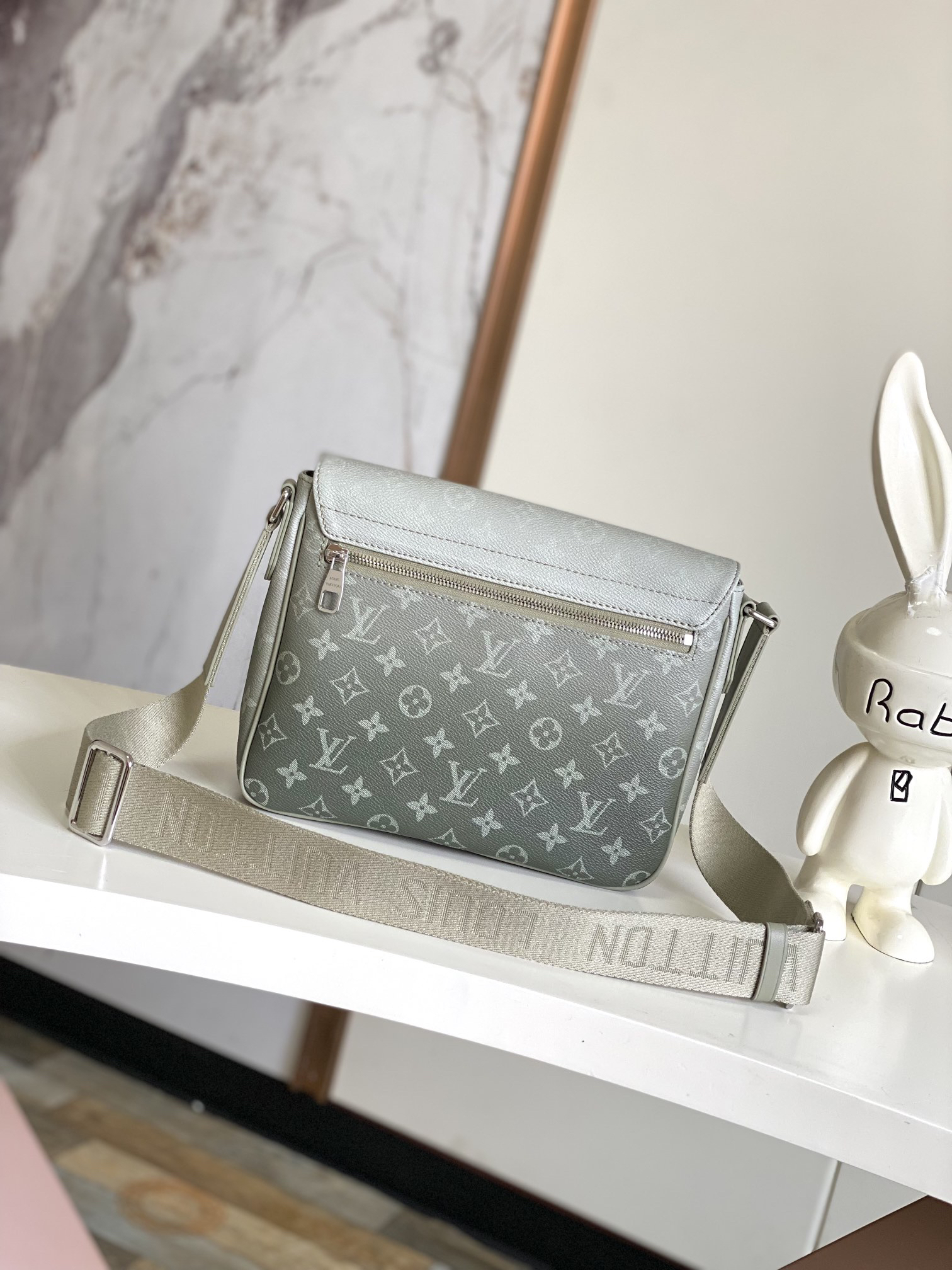 Louis Vuitton District Small Messenger Bag - Image 3