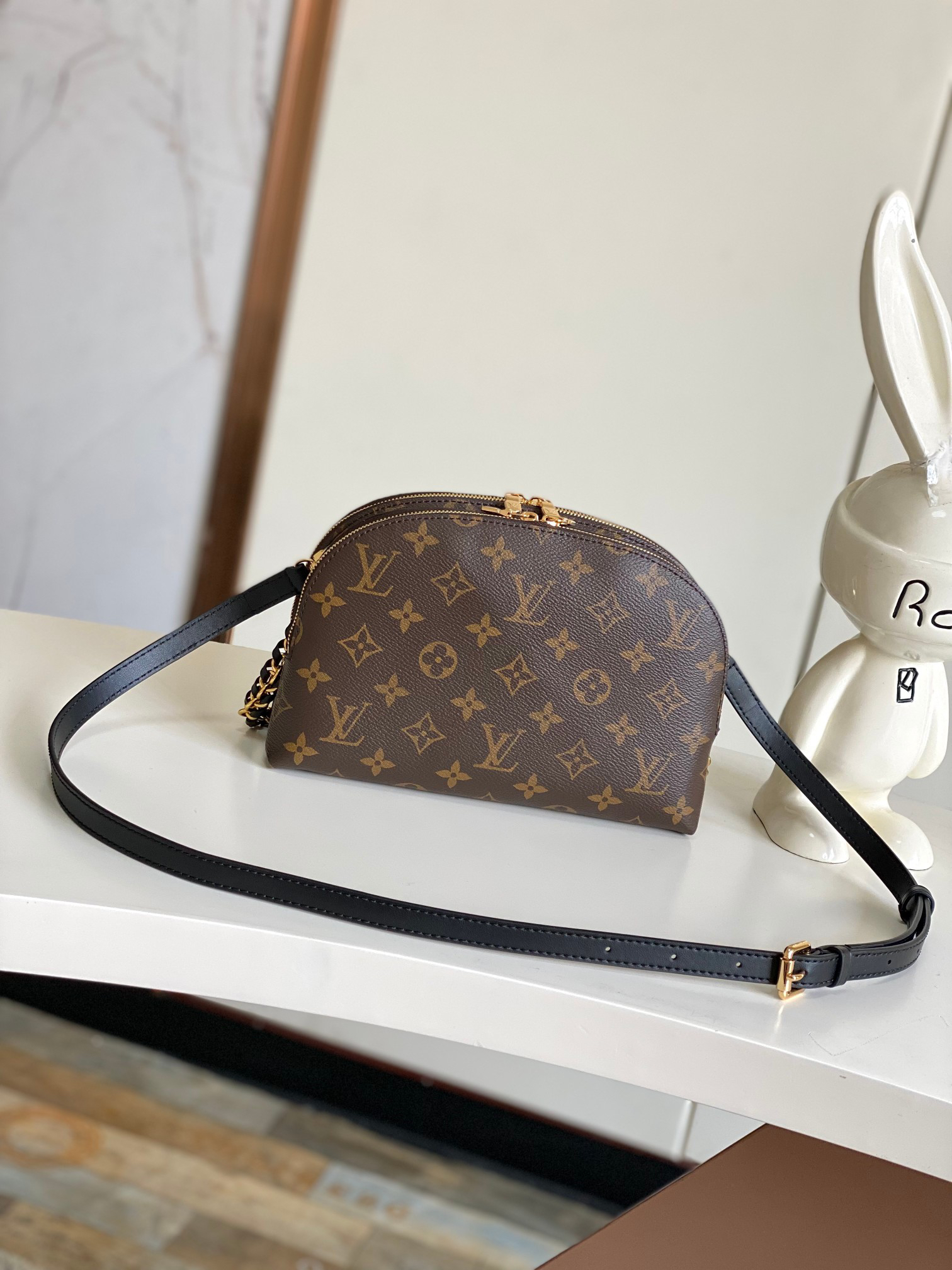 Louis Vuitton Alma Handbag with Chain - Image 3