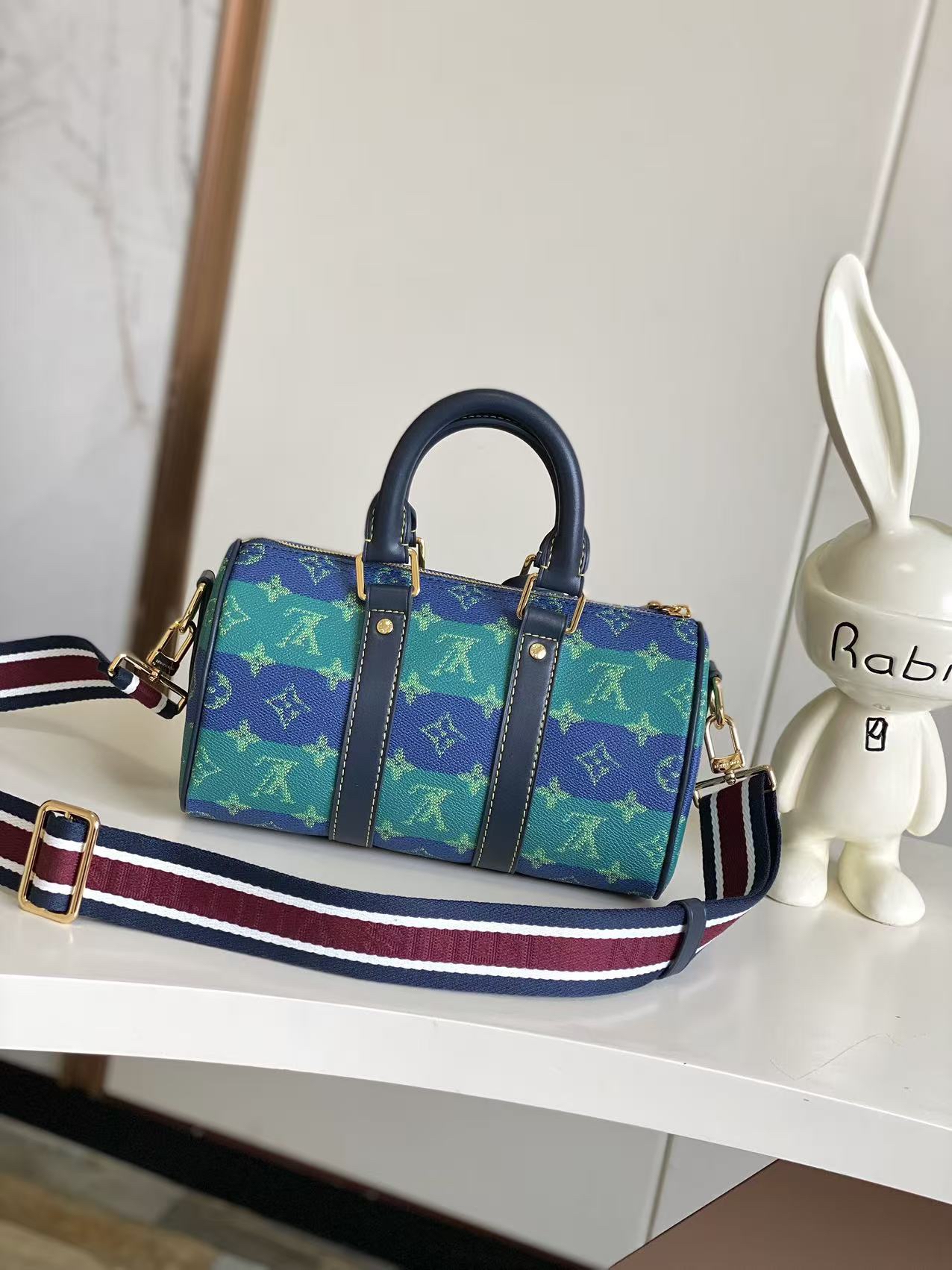 Louis Vuitton Keepall Bandoulière 25 Travel Bag in Monogram Surfin Canvas - Image 3