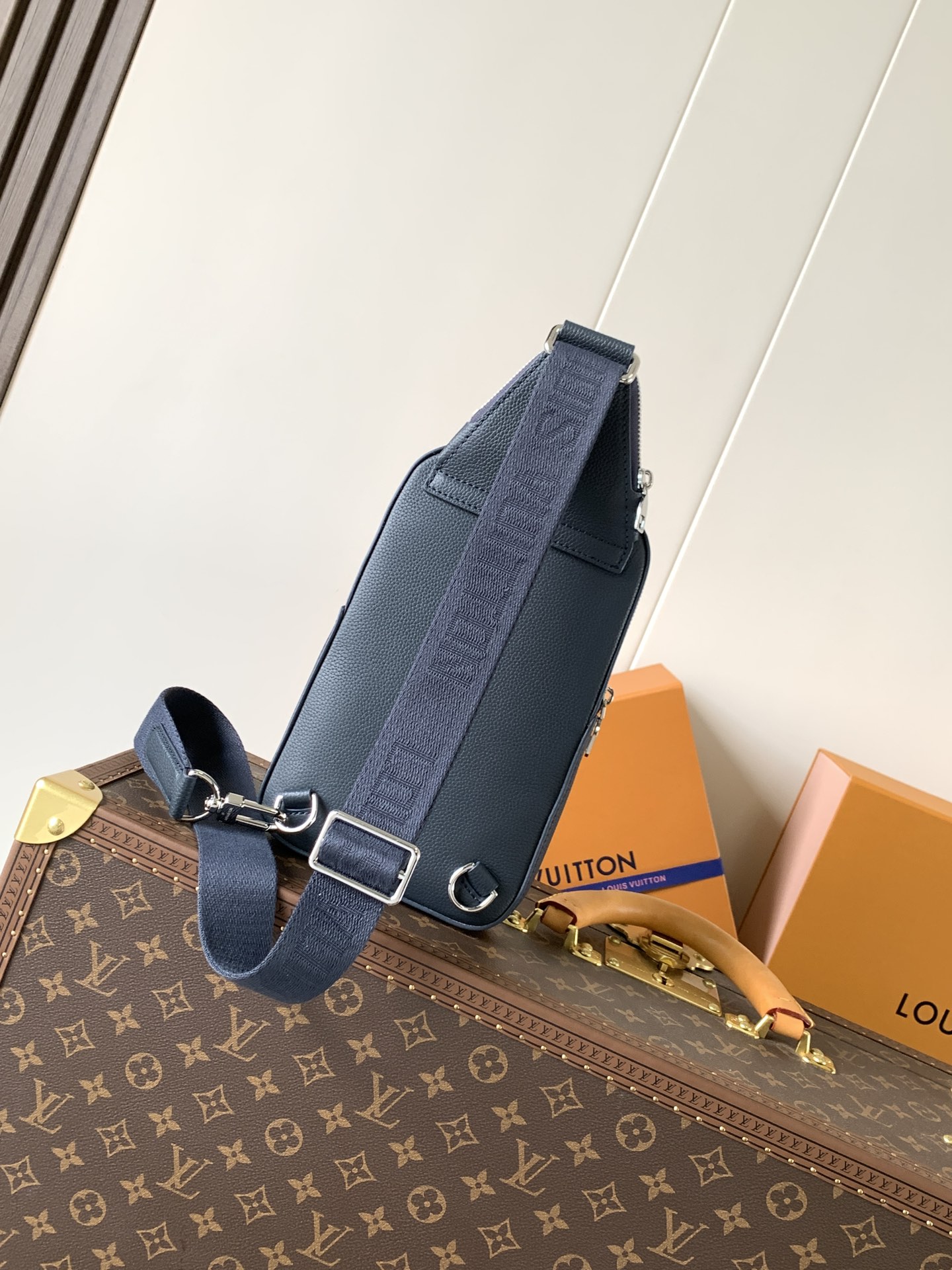 Louis Vuitton Avenue Sling Bag PM in Blue Leather - Image 3