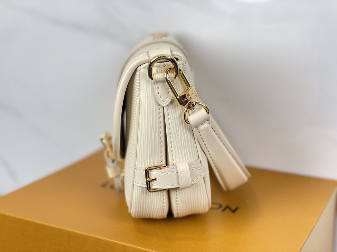 Louis Vuitton Saumur BB Epi Leather Crossbody Bag - Image 3