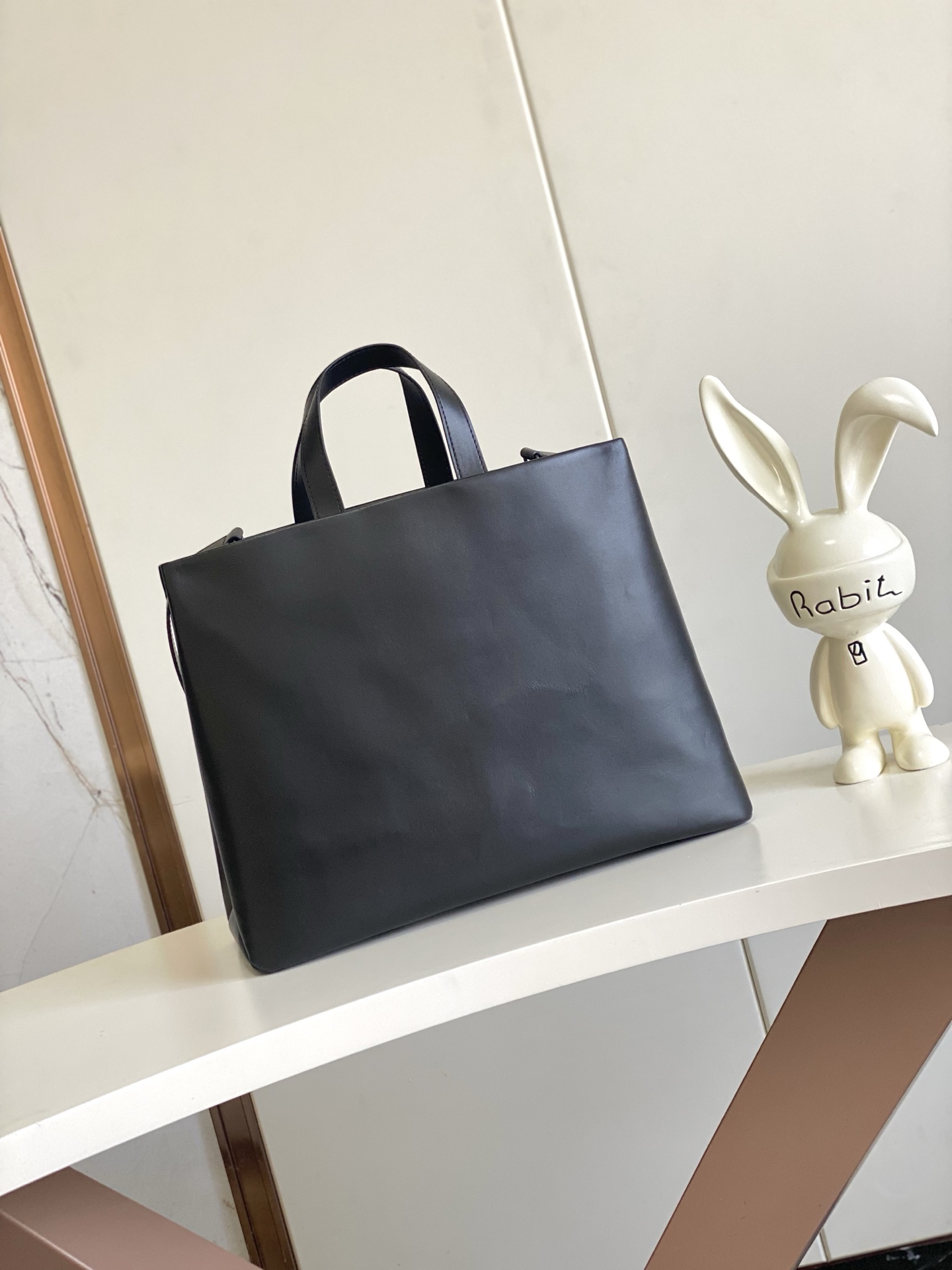 Louis Vuitton Medium Leather Handbag with Detachable Shoulder Strap - Image 3