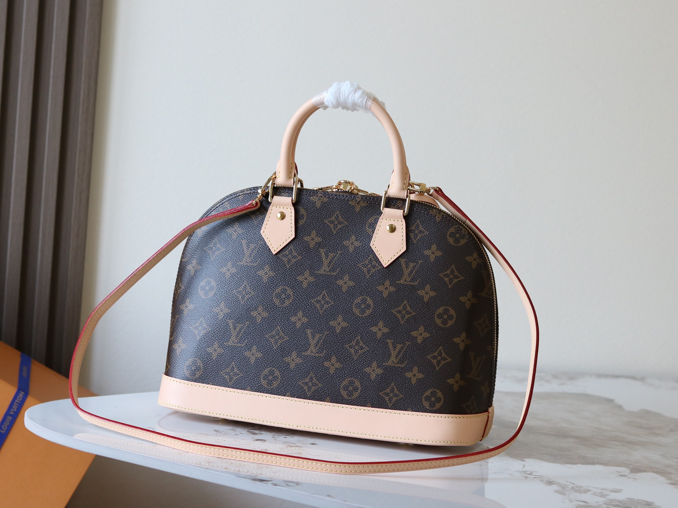 Louis Vuitton Alma Monogram Handbag with Shoulder Strap - Image 3