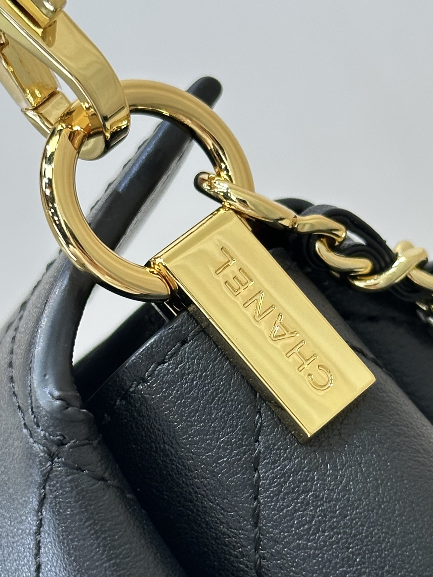 Hidden-Style Leather Handbag with Adjustable Chain Strap - Image 3