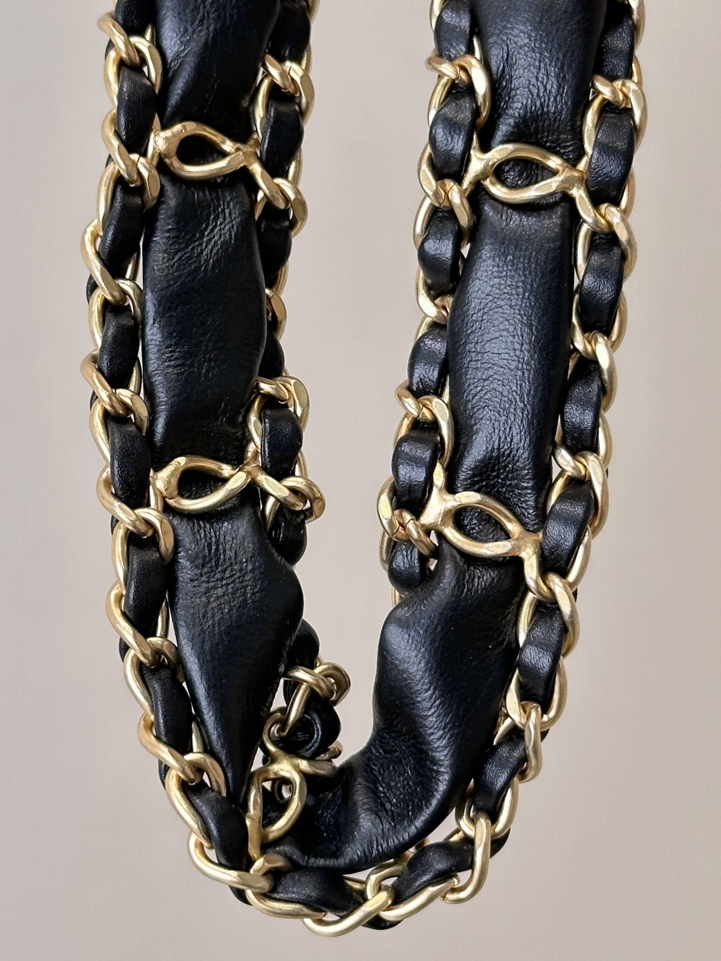Chanel 23K Vintage-Style Leather Shoulder Bag - Image 3