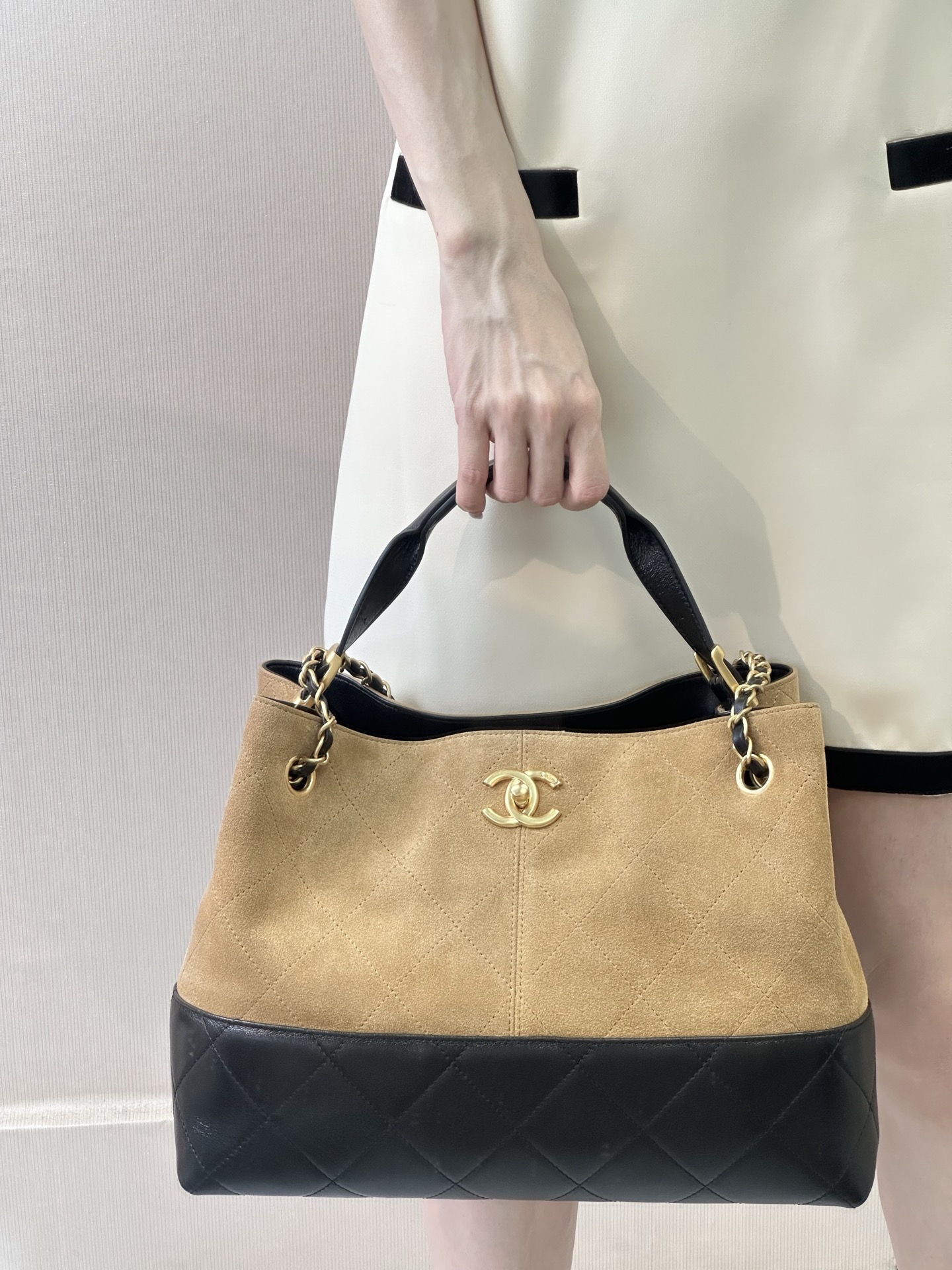 Chanel 25A Handcrafted Box Handbag - Image 3