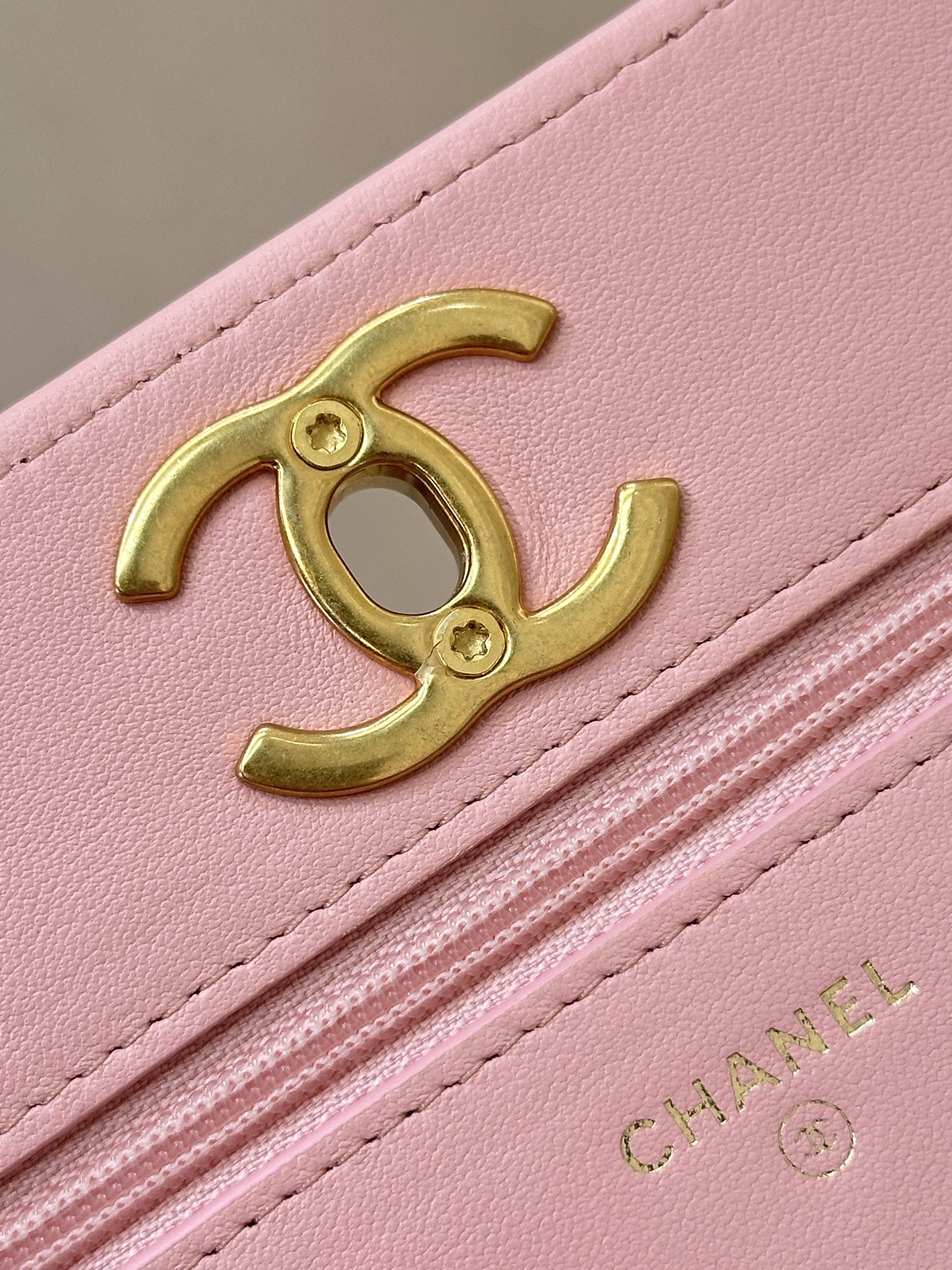 Lambskin Wallet on Chain - Image 3