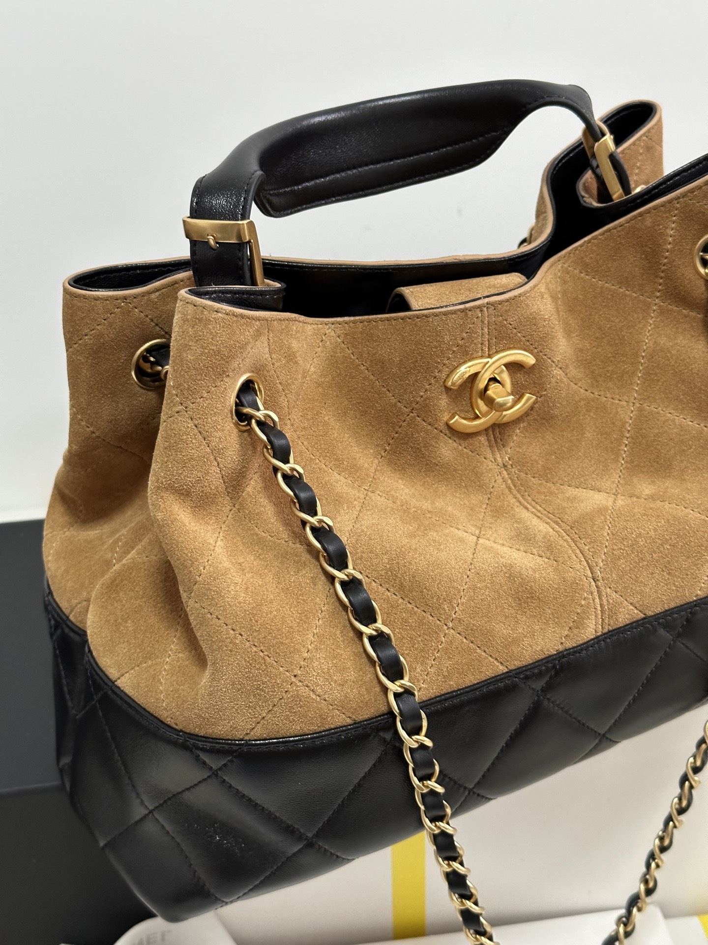 Chanel 25A Small Calfskin and Lambskin Tote Bag - Image 3