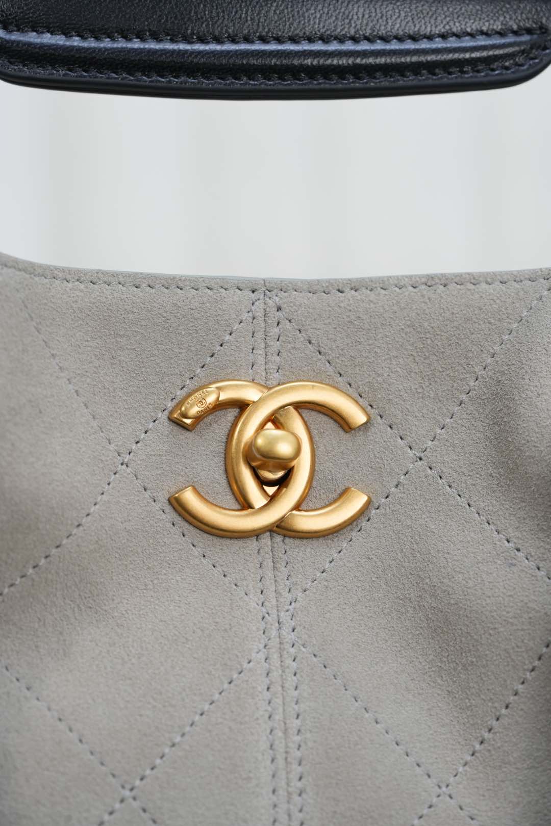 Chanel 25A Cowhide Quilted Handbag in Beige and Gray - Image 3