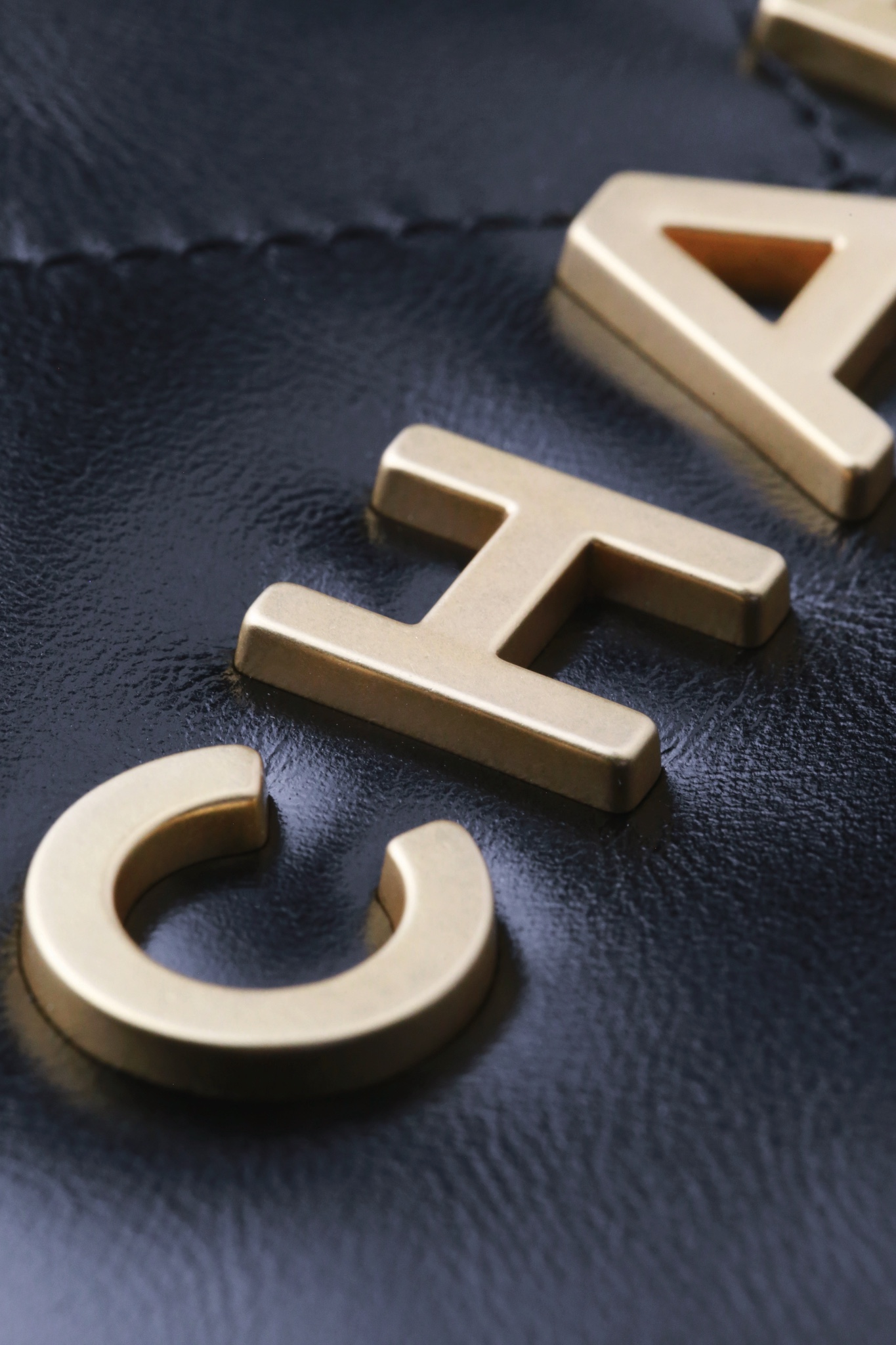 CHANEL 24B 22 Double-Compartment Leather Shoulder Bag - Image 3