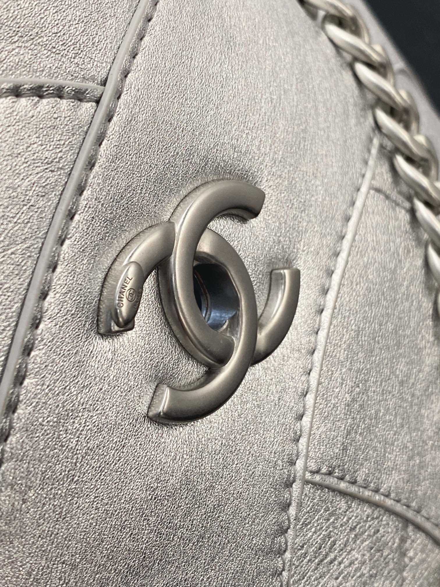 Chanel Vintage Lambskin Tote Bag with Diamond Pattern and Double C Logo - Image 3