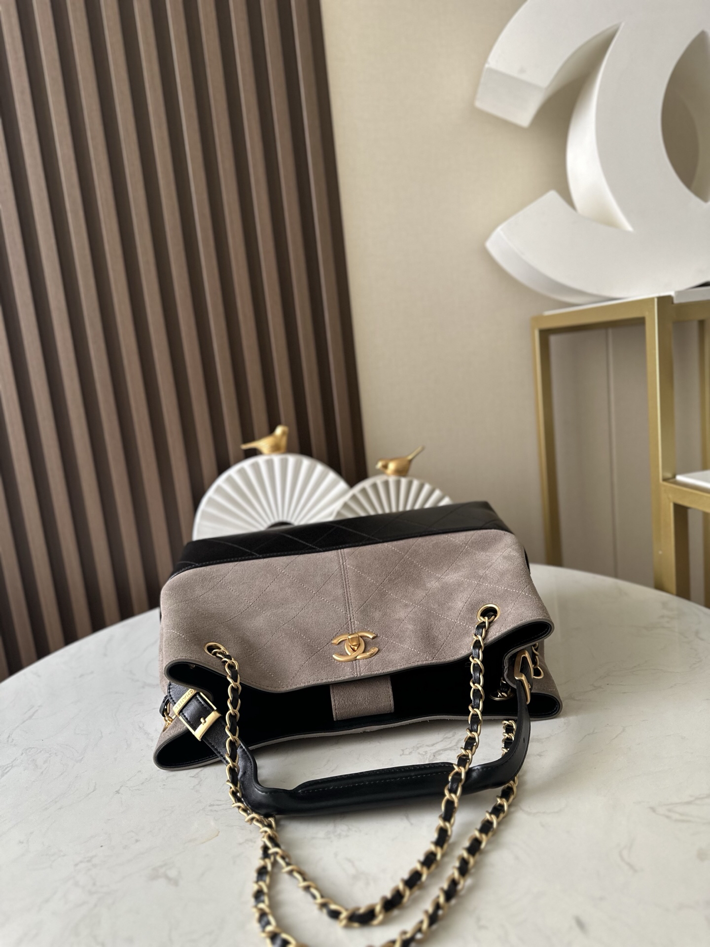 Chanel 25A Handmade Lambskin Bag - Image 3