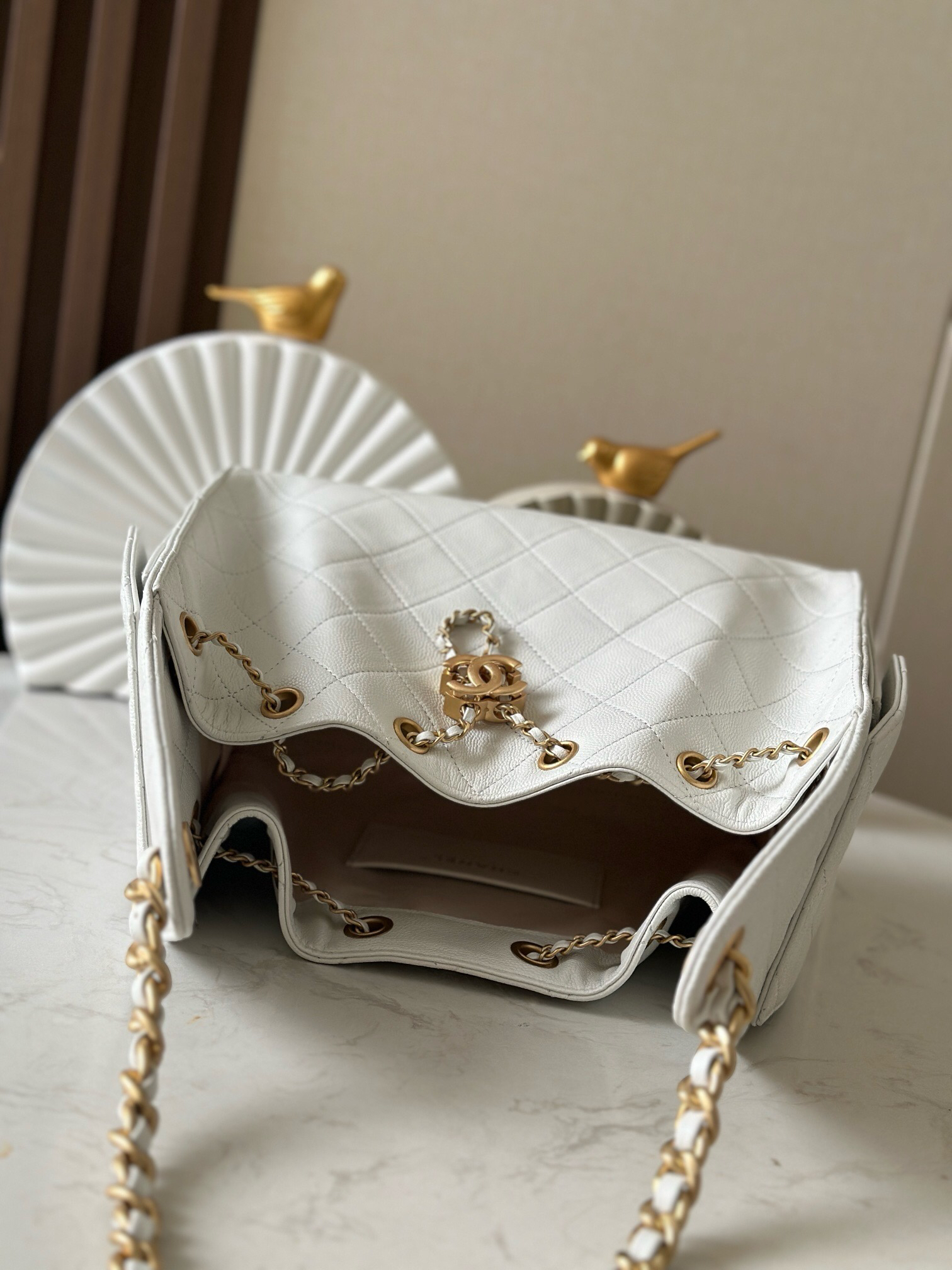 Chanel Hobo Underarm Bag in White Quilted Leather - Image 3