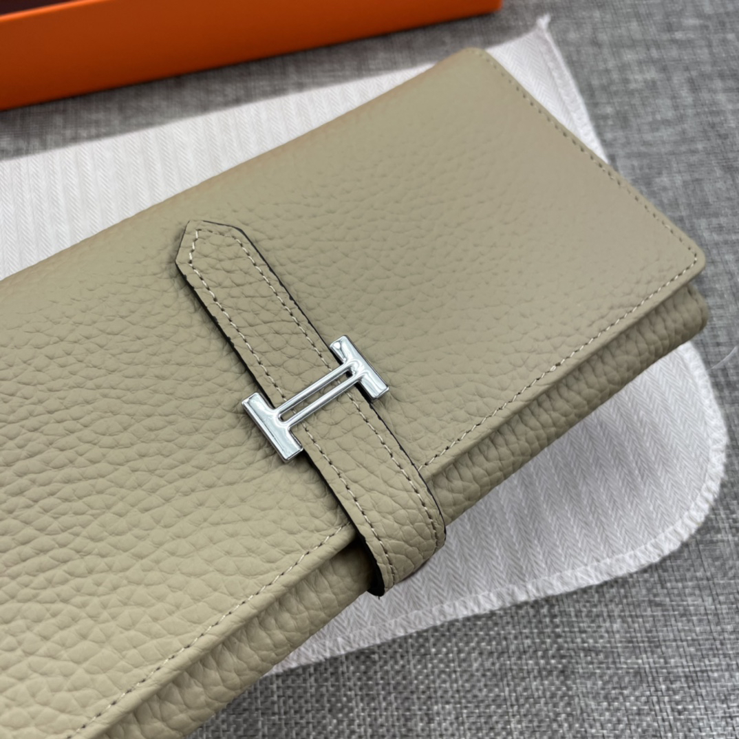 Hermes Women's Solid Leather Bifold Wallet - Image 3