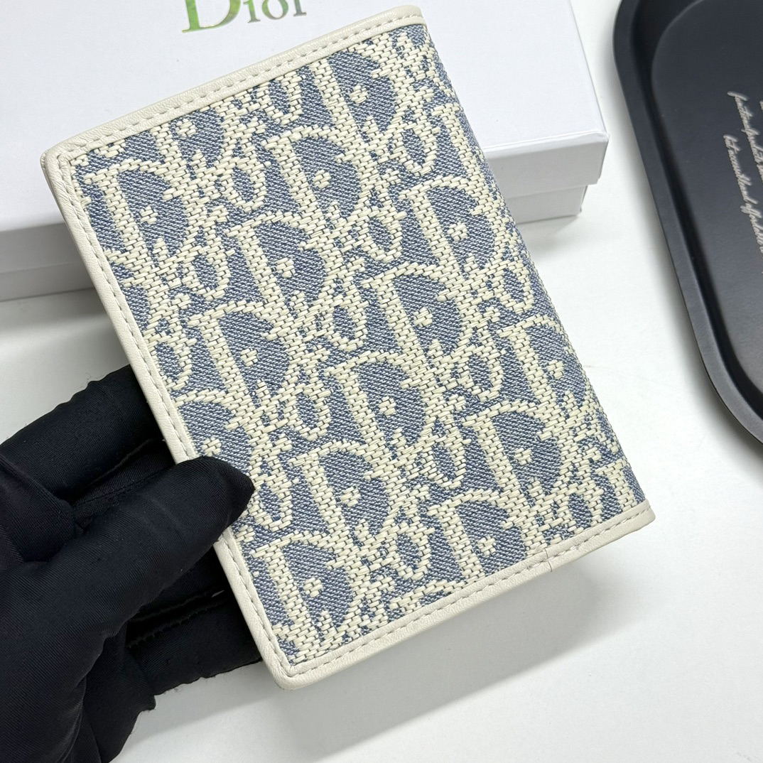 Dior 30 Montaigne Passport Holder - Image 3