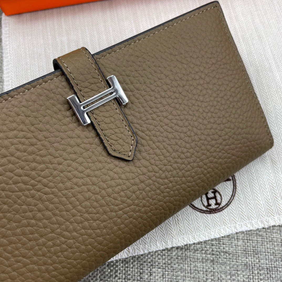 Hermès Women's Leather Vertical Wallet - Image 3