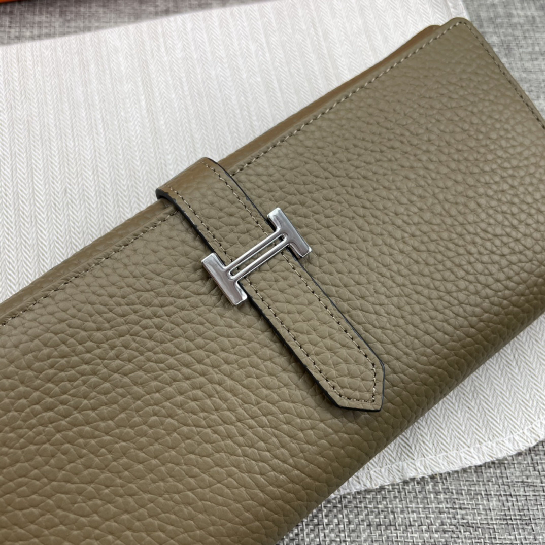 Hermes Women's Solid Color Bifold Leather Wallet - Image 3
